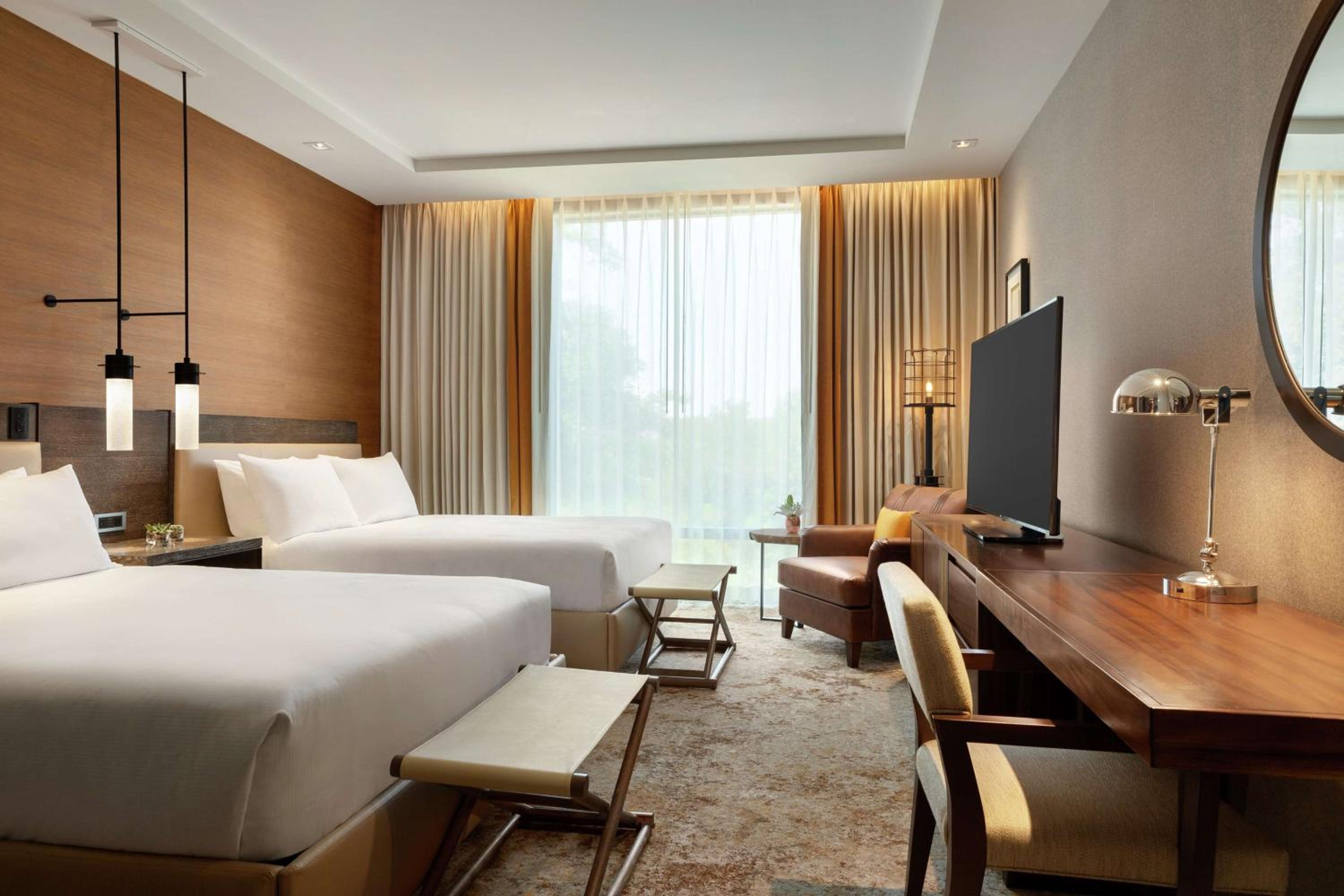 Queen Room with Two Queen Beds - Photo 2