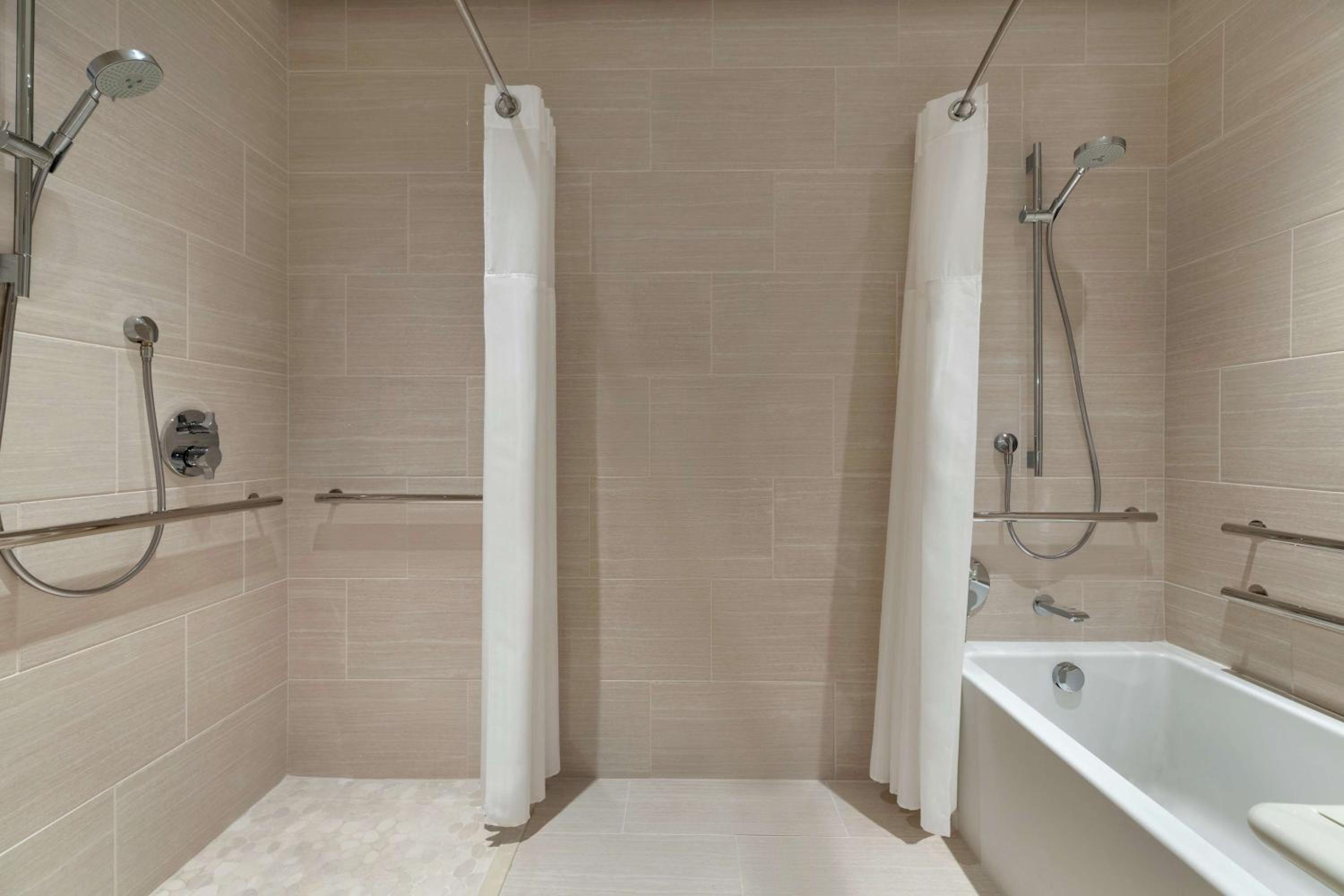 King Room with Bath Tub - Mobility and Hearing Access/Non-Smoking - Photo 3