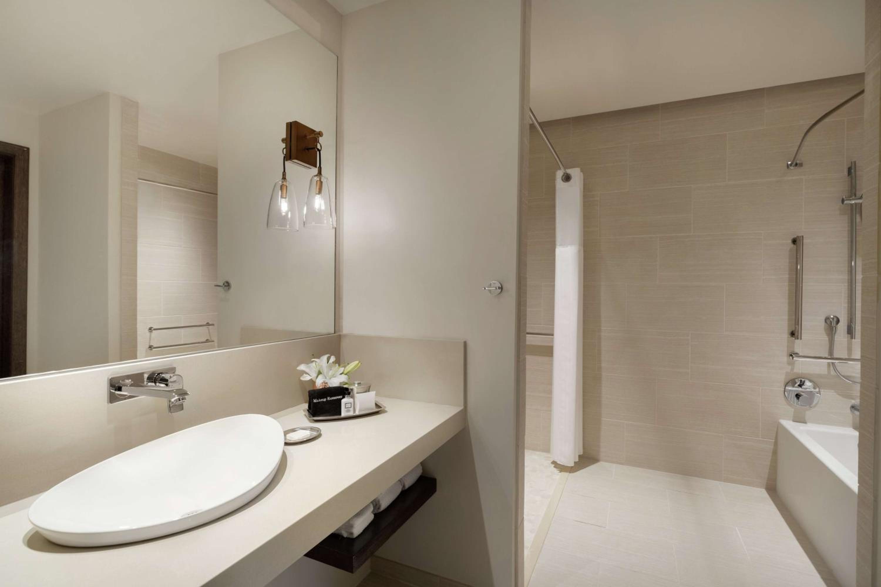 King Room with Bath Tub - Mobility and Hearing Access/Non-Smoking - Photo 6