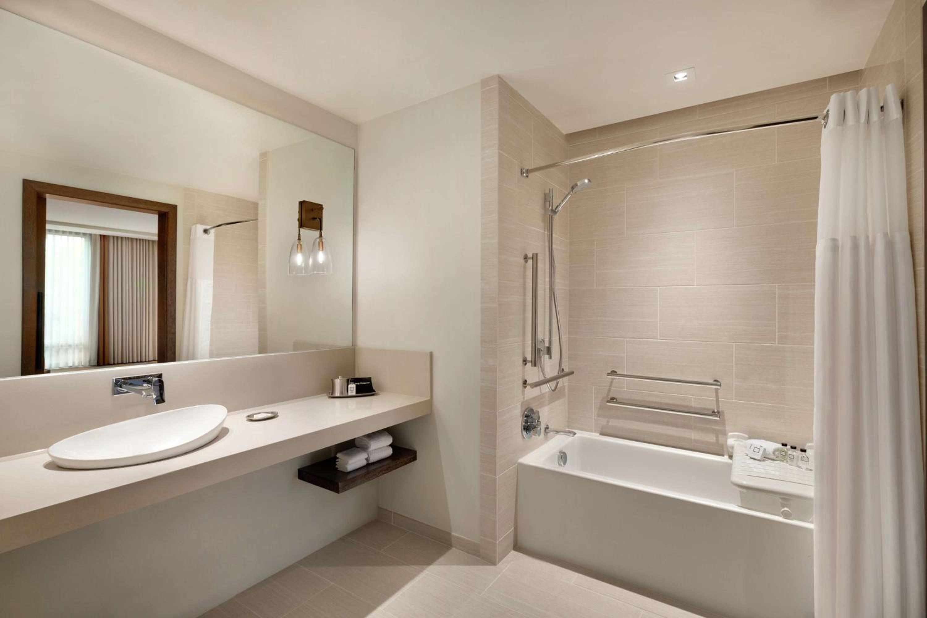 Queen Room with Two Queen Beds - Mobility Access - Photo 4