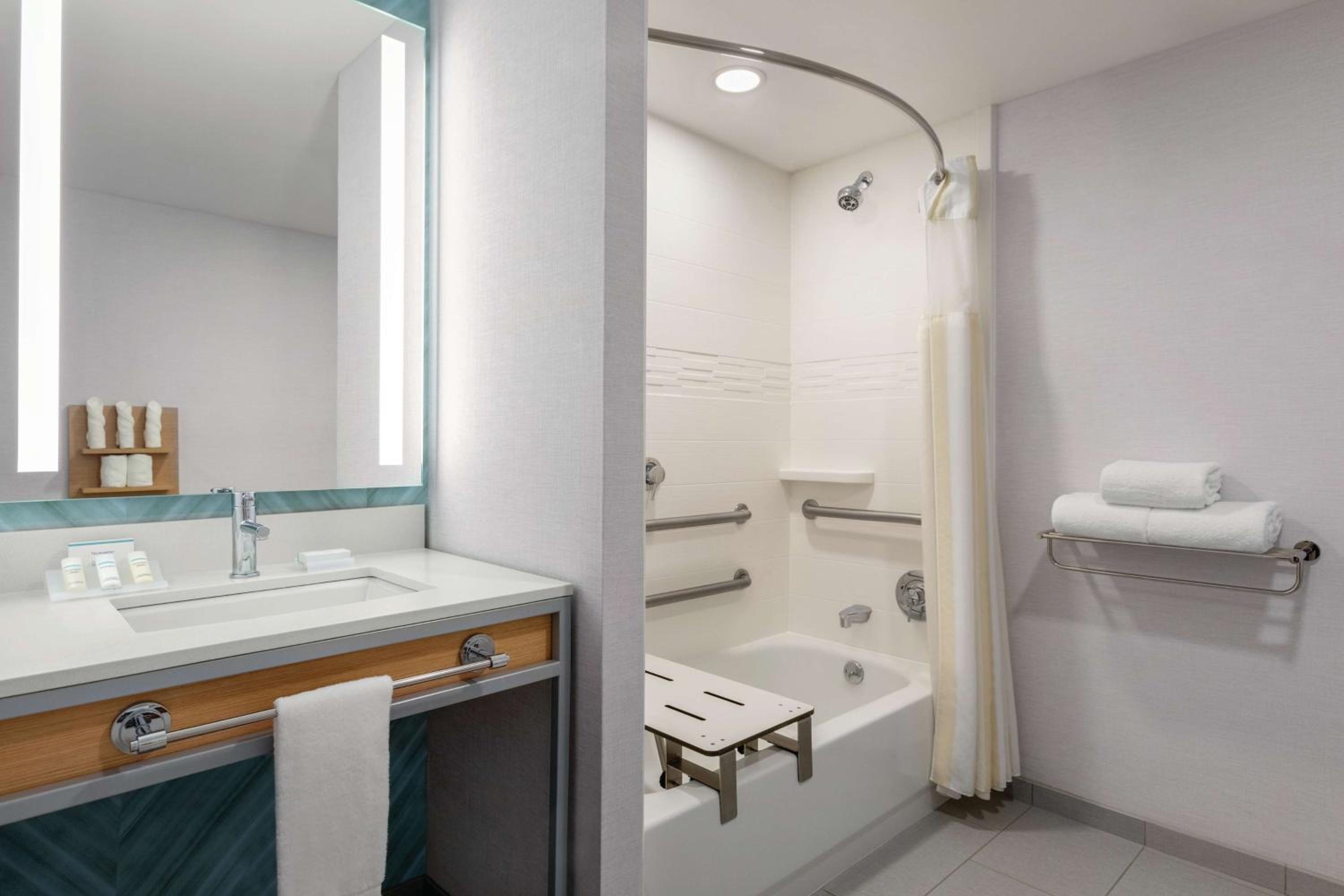 King Room with Accessible Tub - Mobility Access - Photo 4