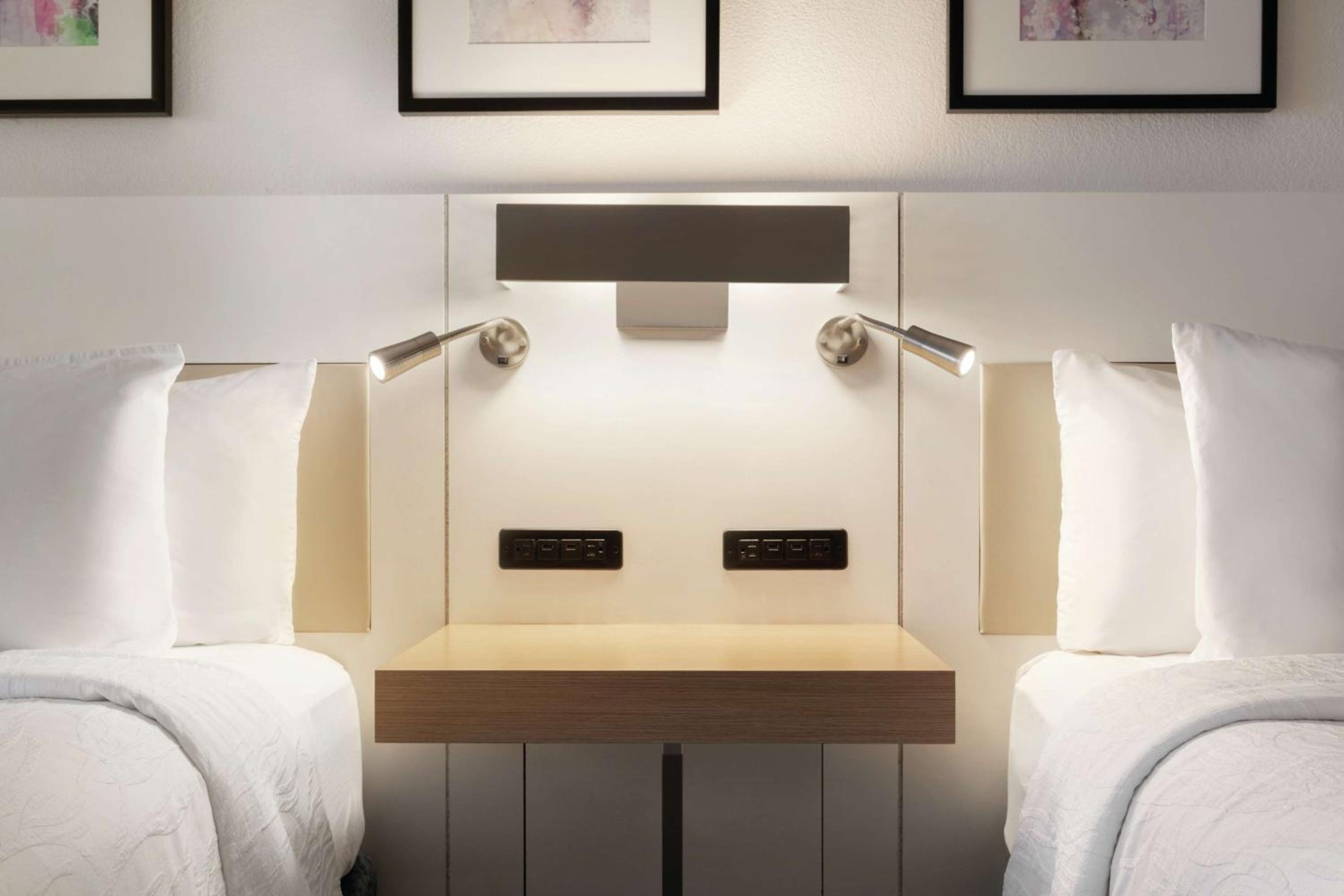 Queen Room with Two Queen Beds - Photo 4