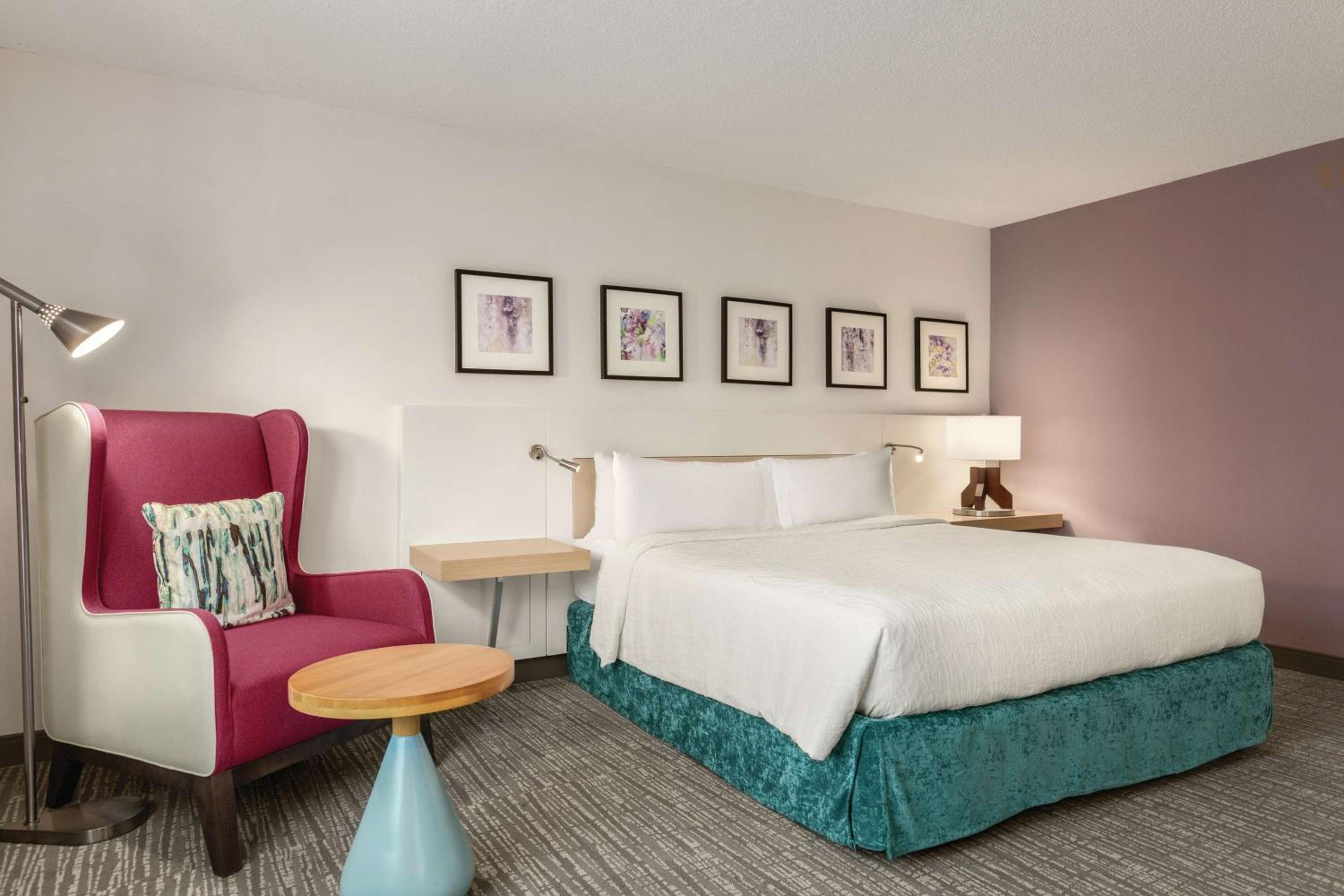 King Room with Accessible Tub - Mobility Access - Photo 2