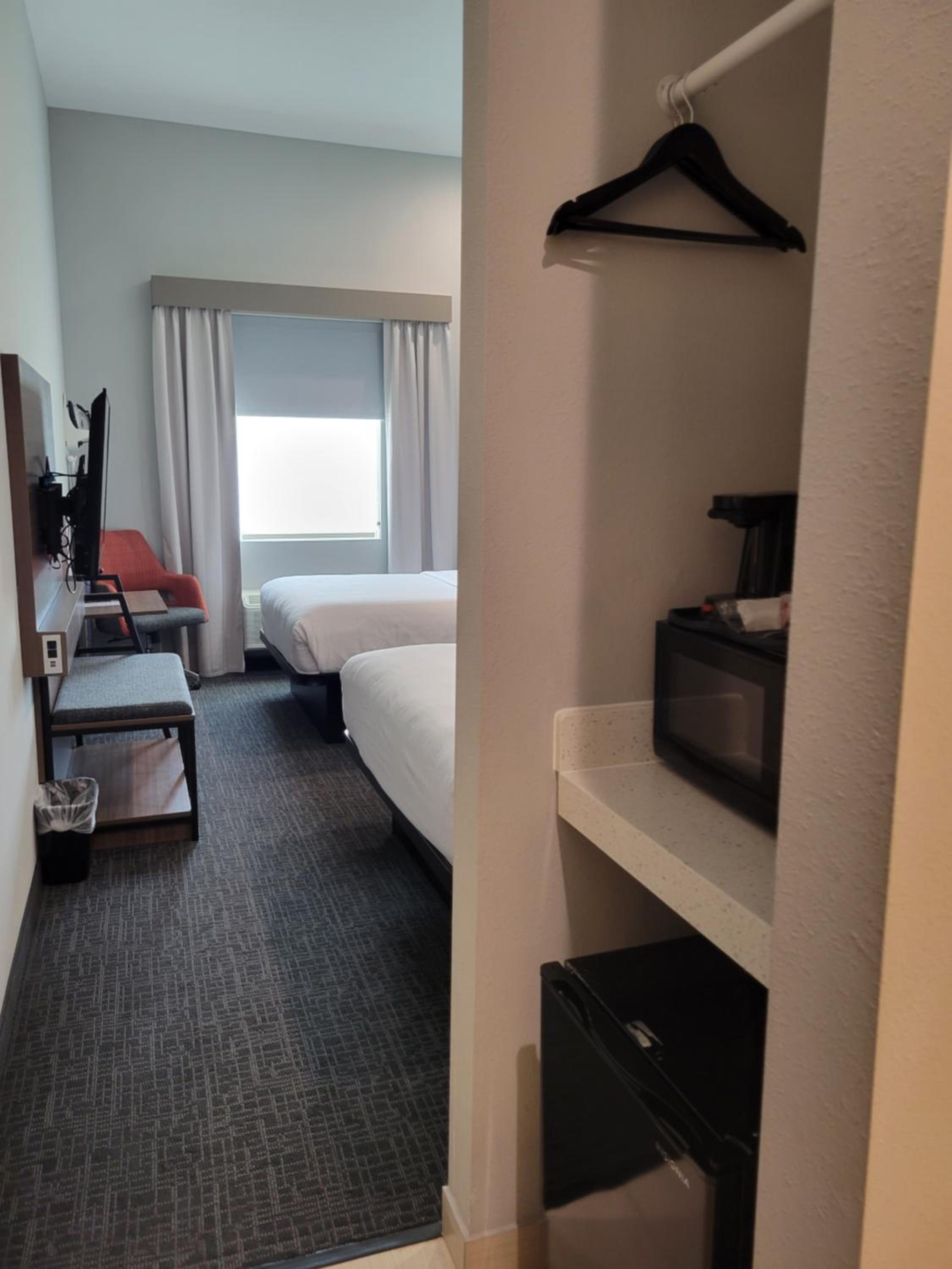 Standard Queen Room with Two Queen Beds - Non Smoking  - Photo 4