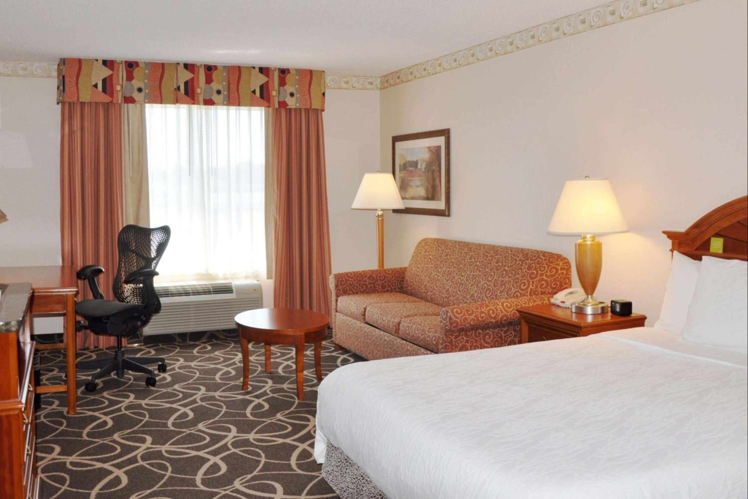 Queen Room with Sofa Bed - Photo 1