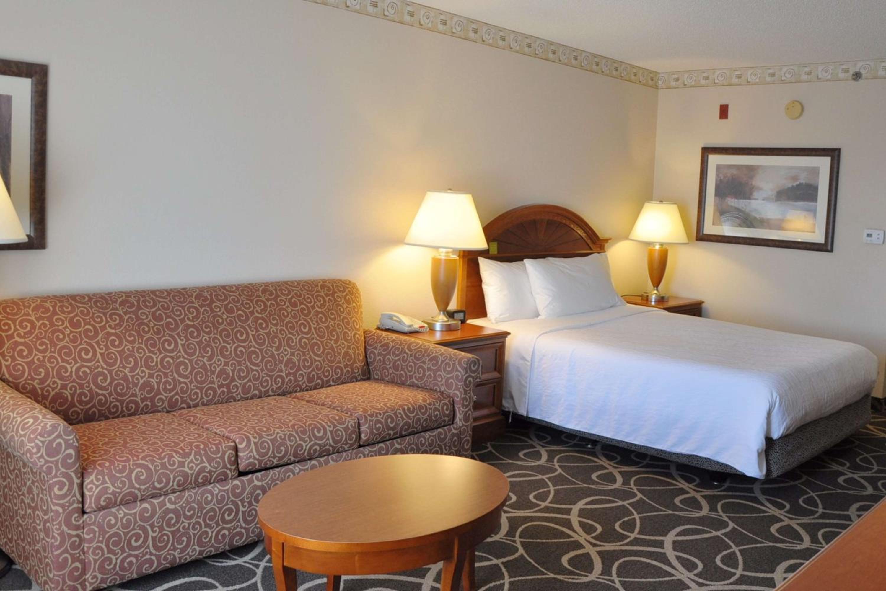 Queen Room with Sofa Bed - Photo 2