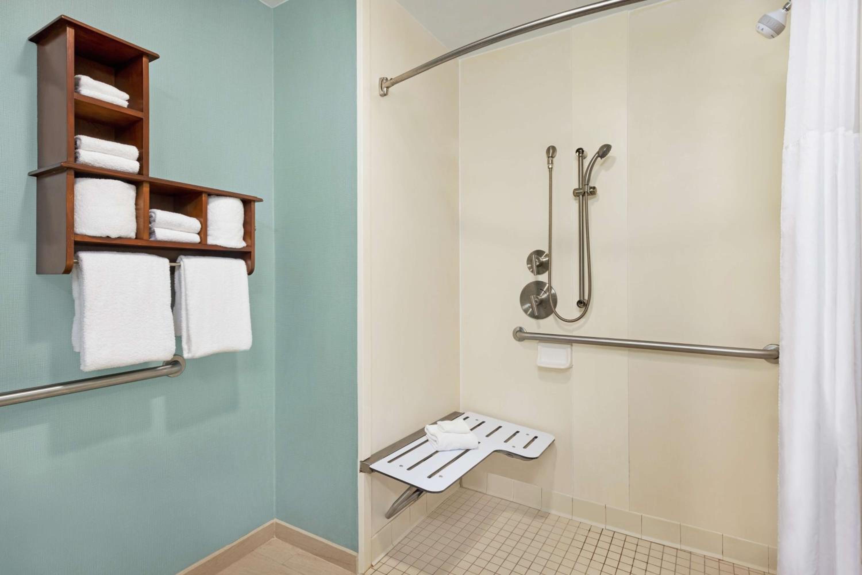 King Room with with Sofa Bed and Roll-In Shower - Disability Access - Photo 2