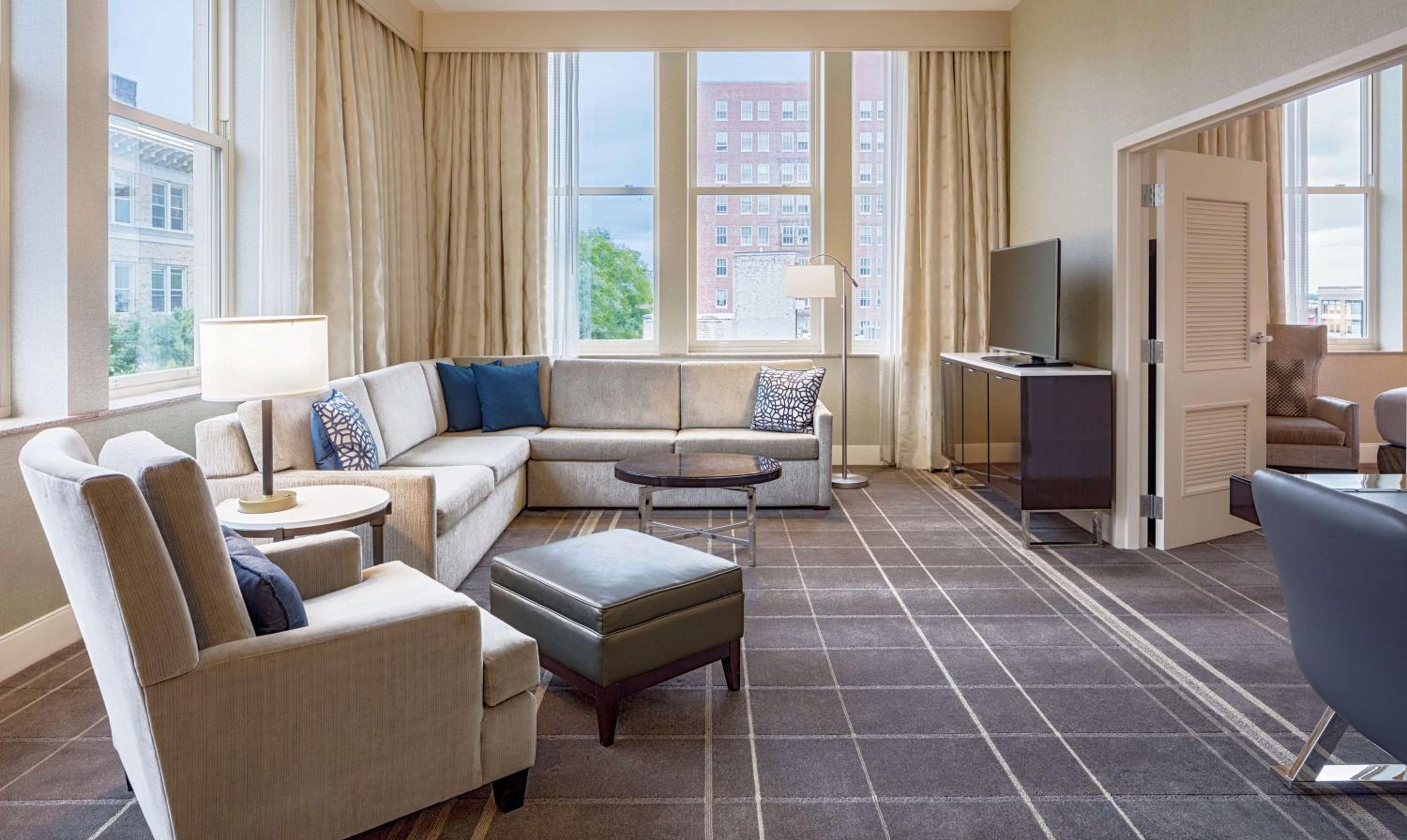 One-Bedroom King Suite - Photo 4