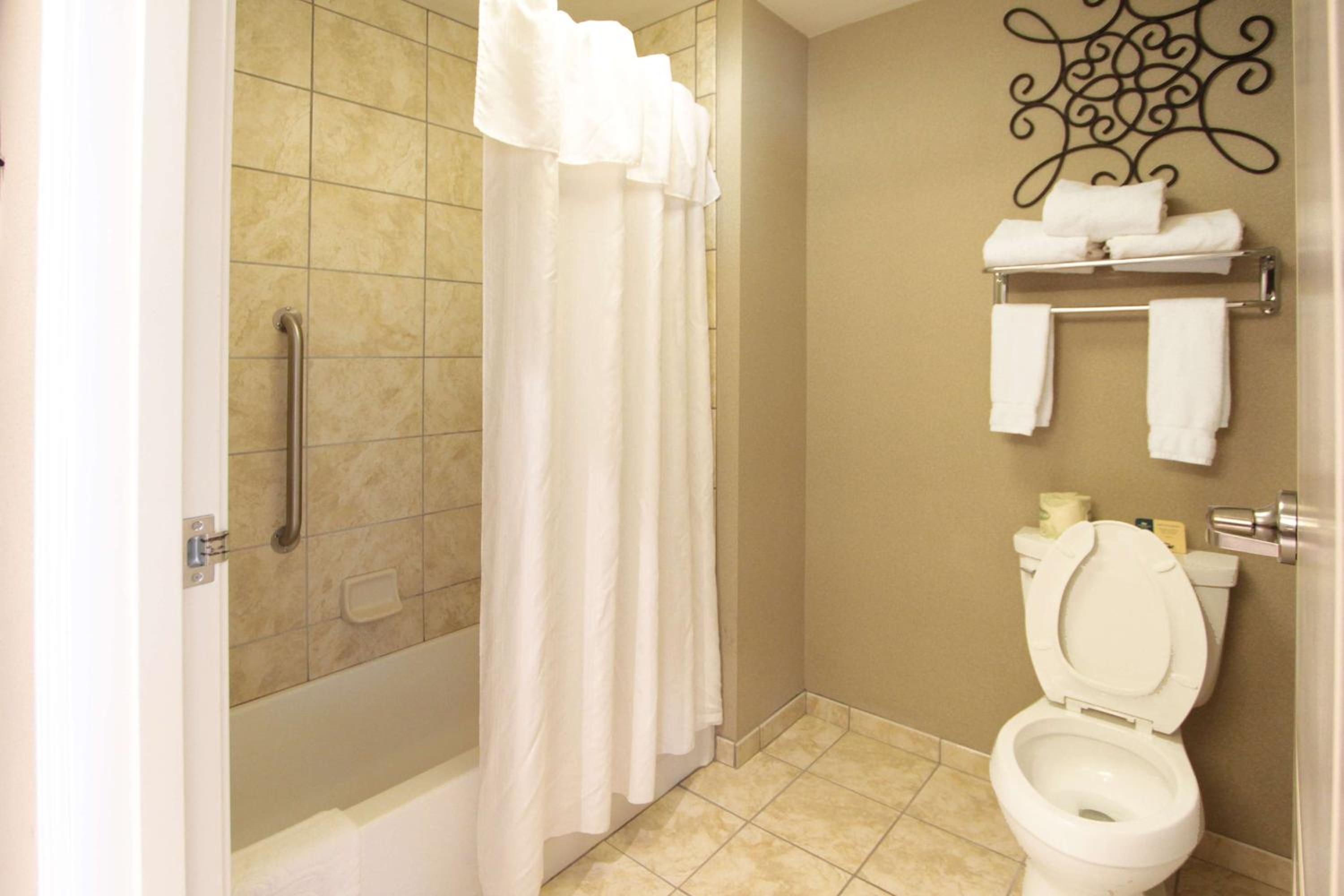 One-Bedroom Queen Suite with Two Queen Beds - Non-Smoking - Photo 2