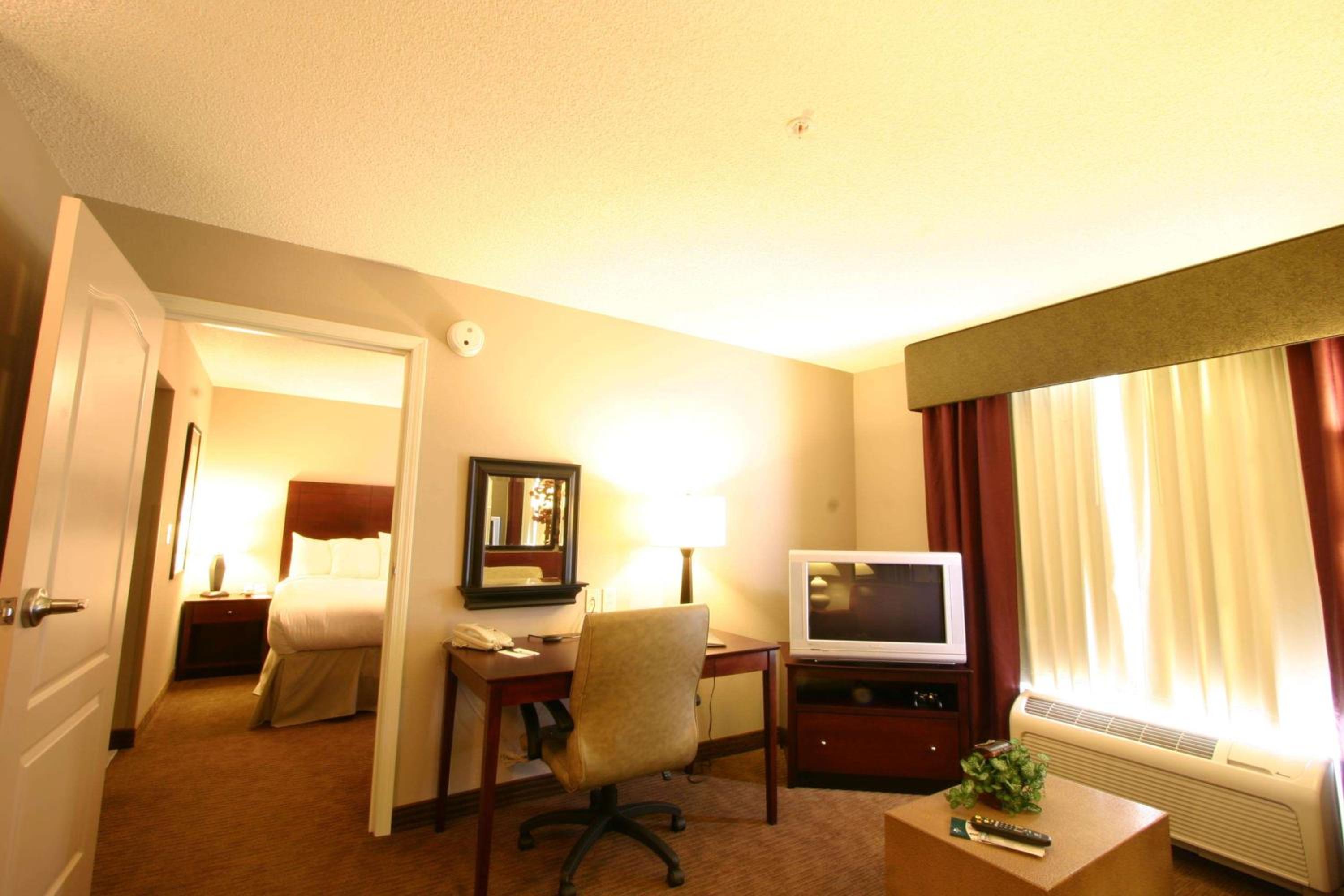 One-Bedroom Queen Suite with Two Queen Beds - Non-Smoking - Photo 4