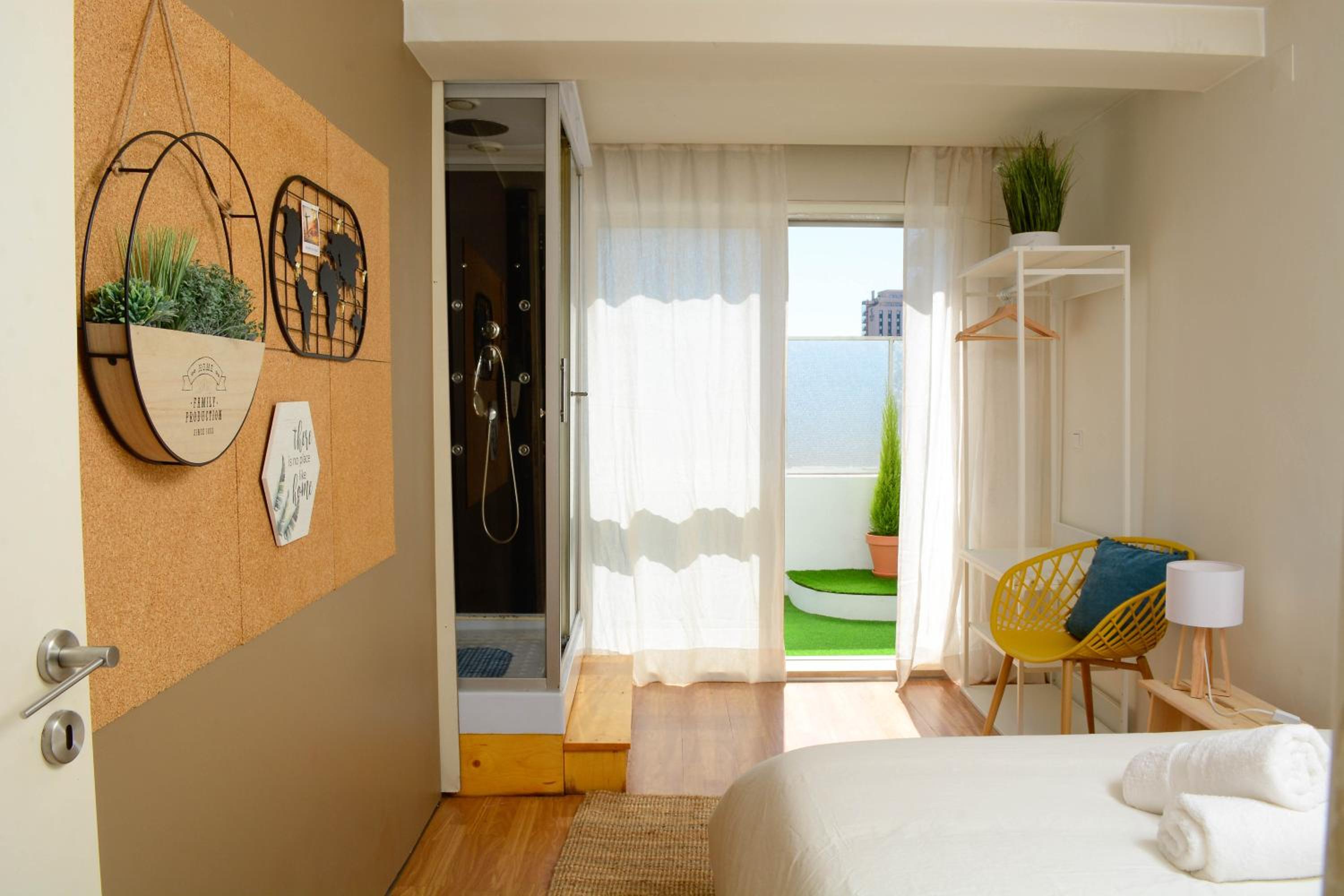 Studio Apartment - Photo 1