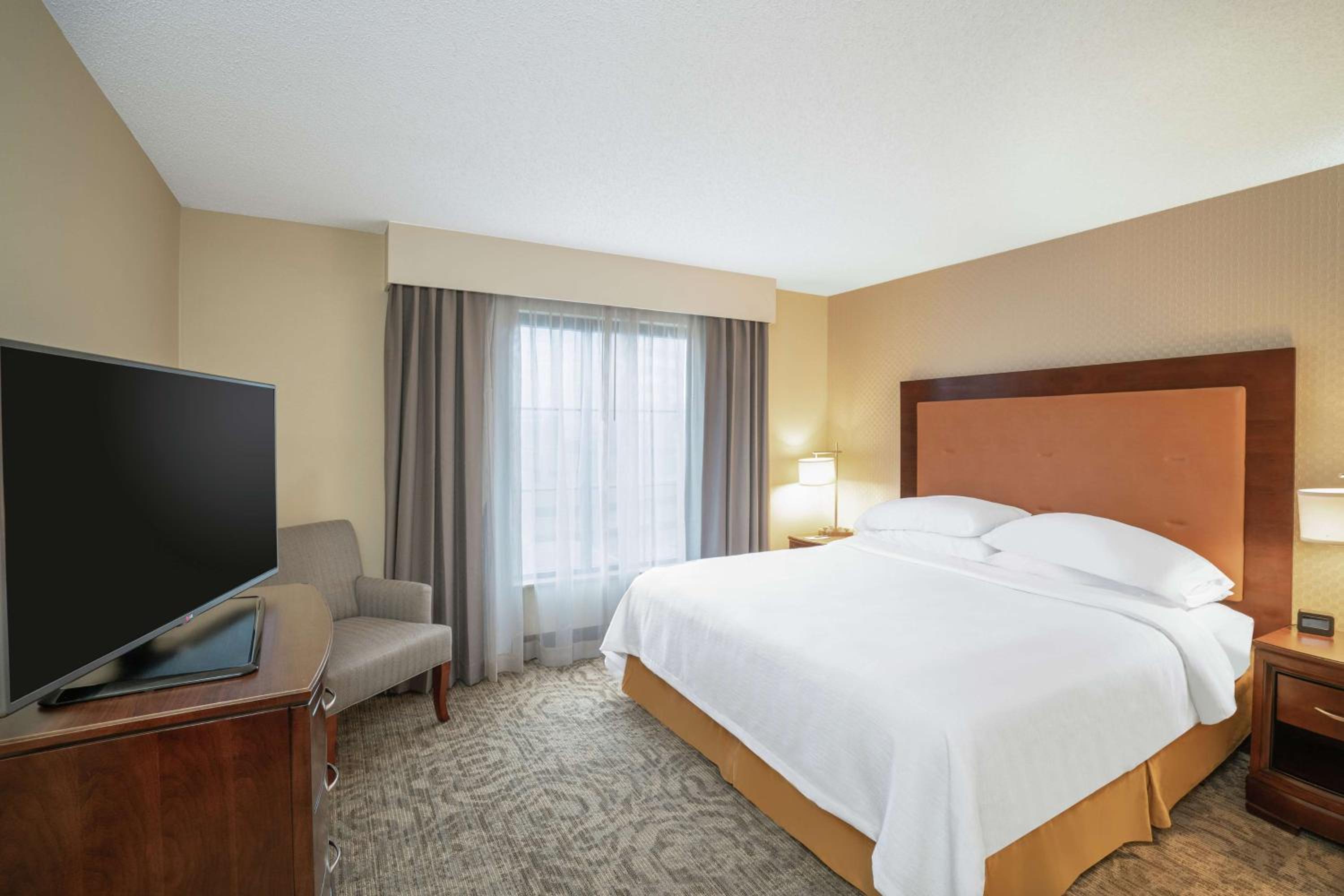 Two-Room King Suite - Non-Smoking - Photo 4