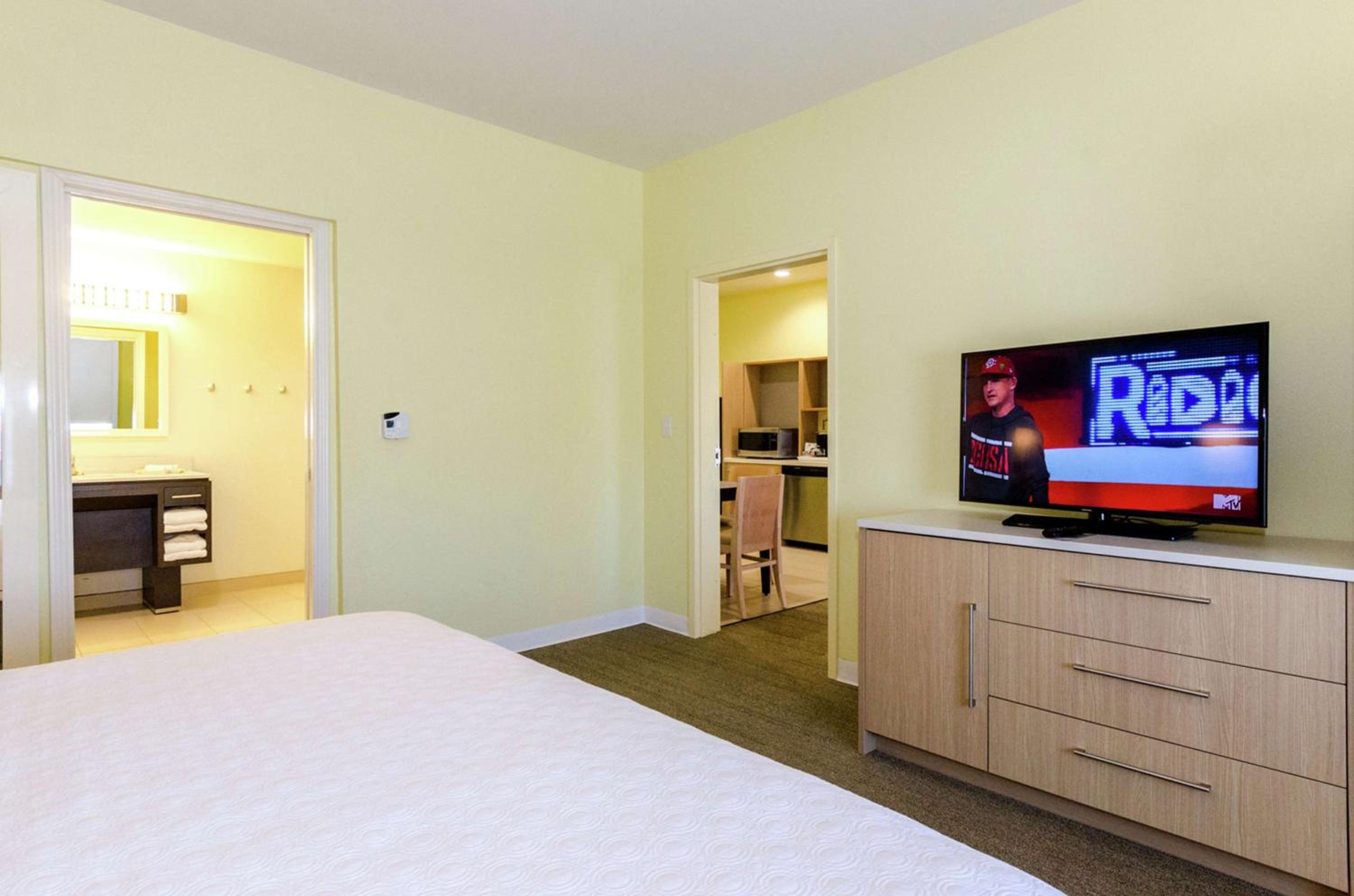 King Suite - Mobility Access/Non-Smoking