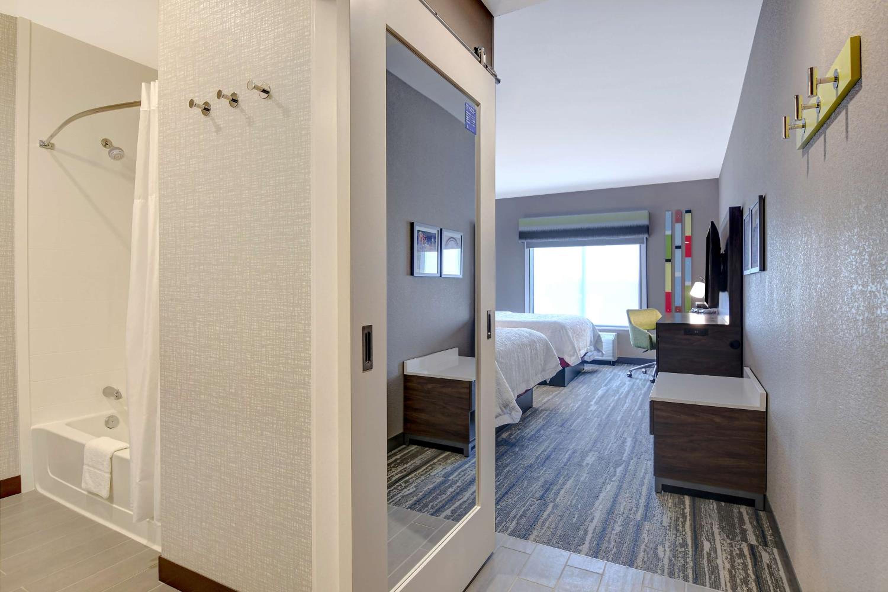 Queen Room with Two Queen Beds - Photo 1
