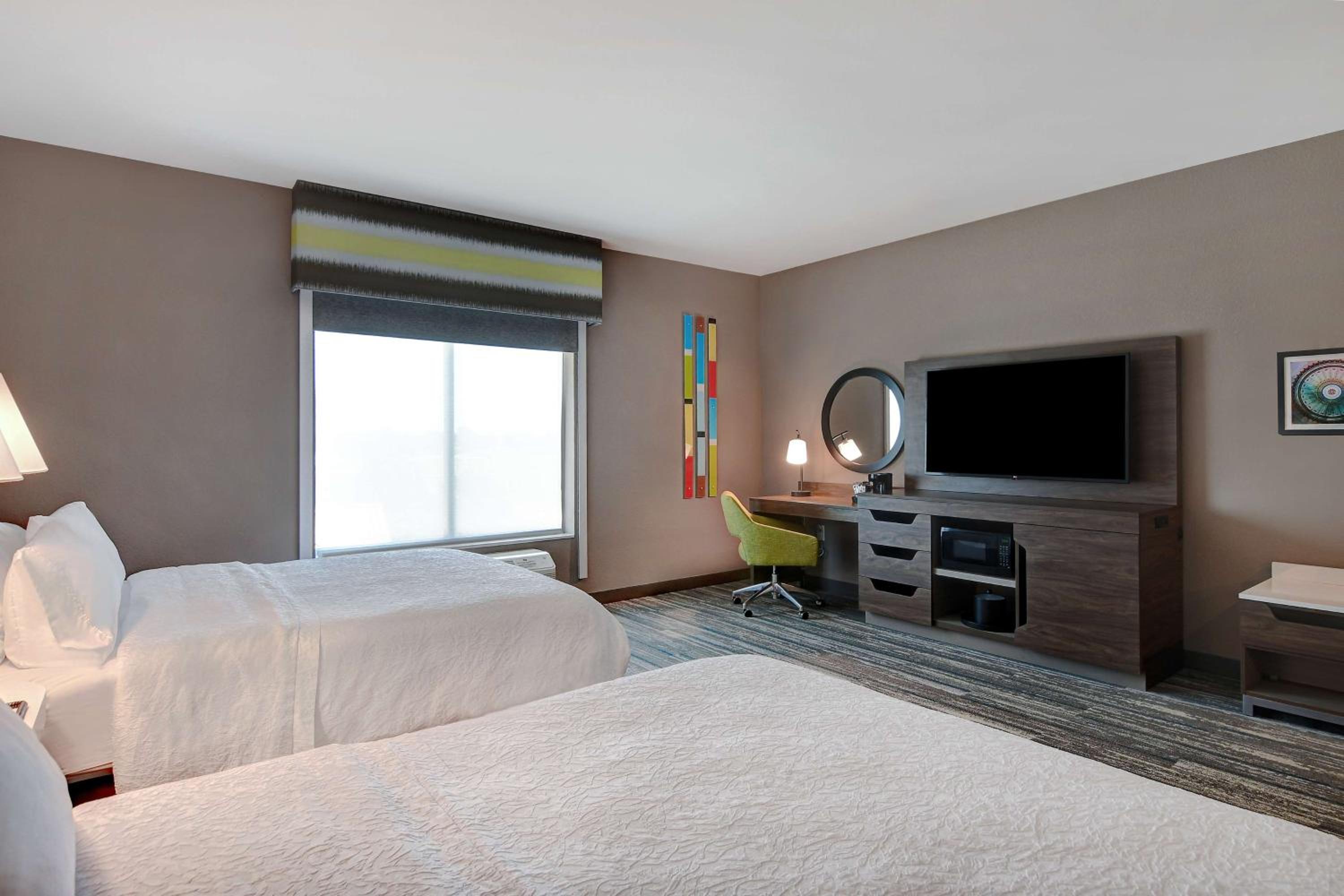 Queen Room with Two Queen Beds - Photo 2