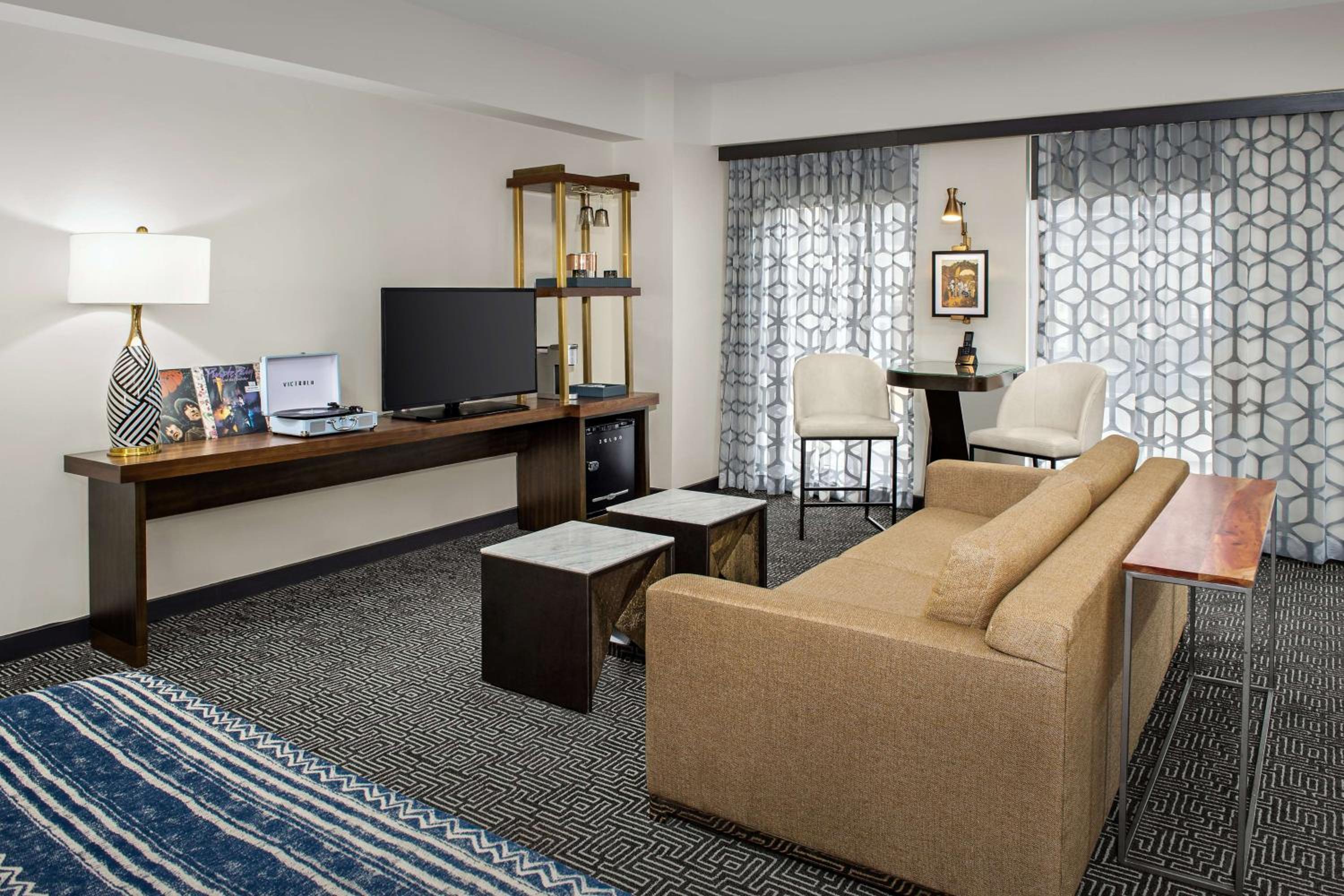 Junior King Suite with Urban View