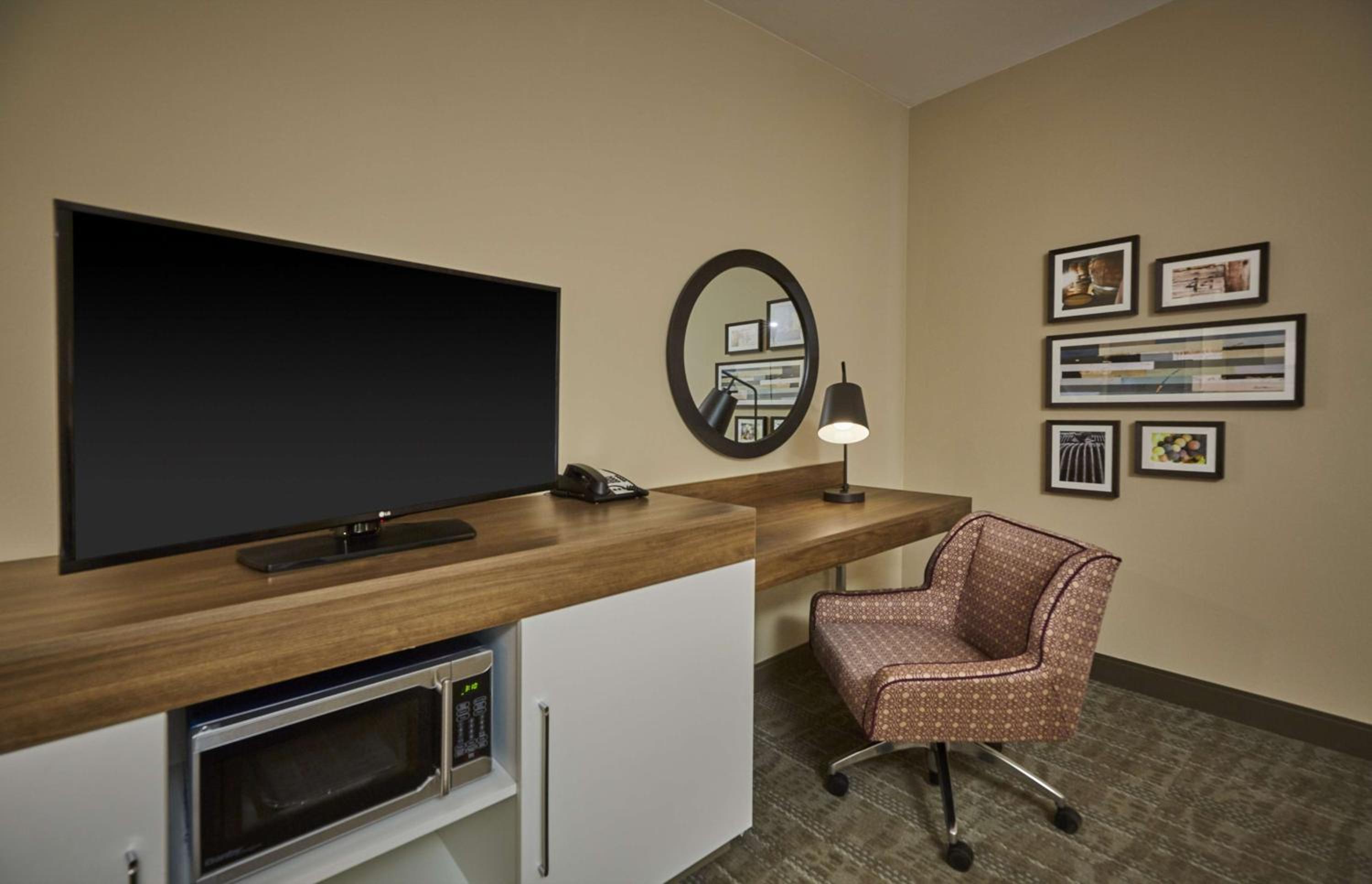Queen Room with Two Queen Beds and Bath Tub and Shower photo 2