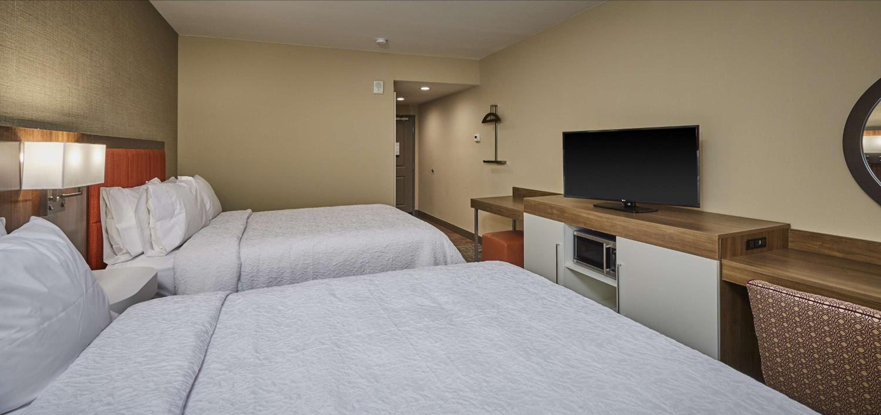 Queen Room with Two Queen Beds and Bath Tub and Shower photo 3