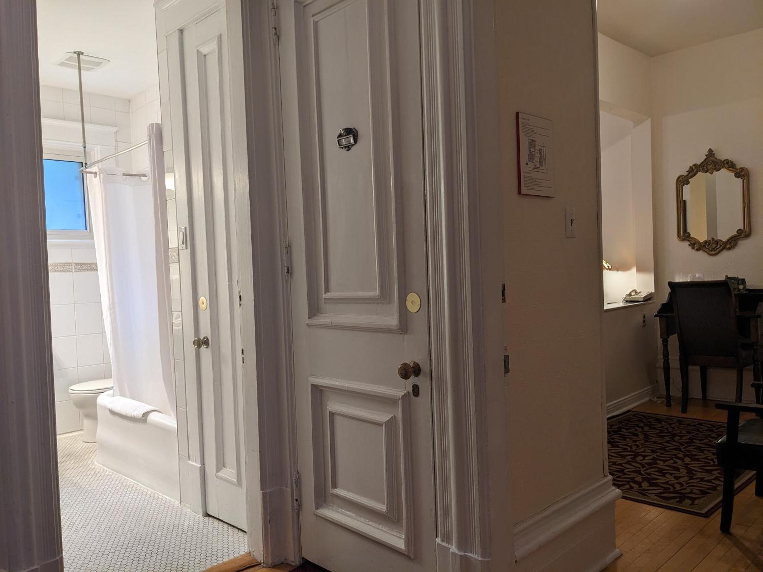 Basic Queen Room 14