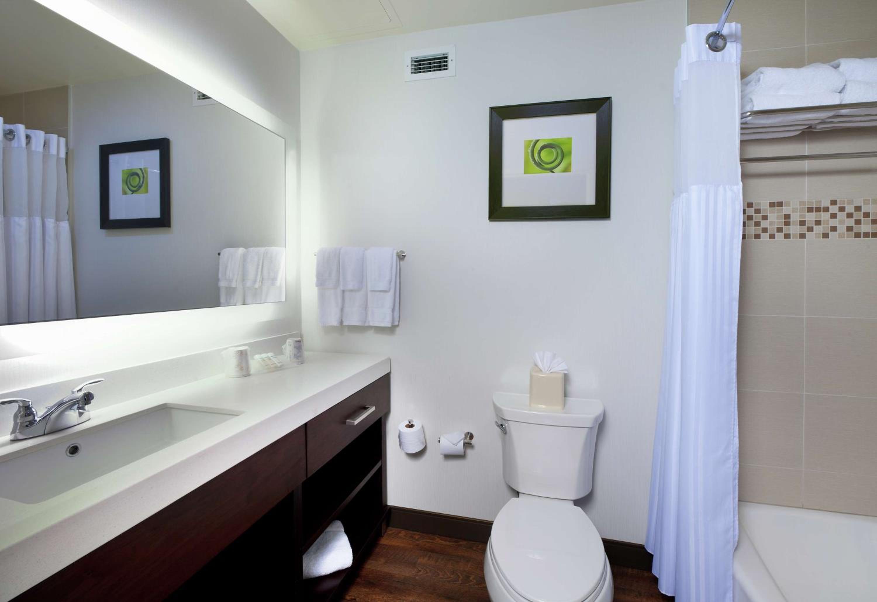 Queen Room with Two Queen Beds photo 2