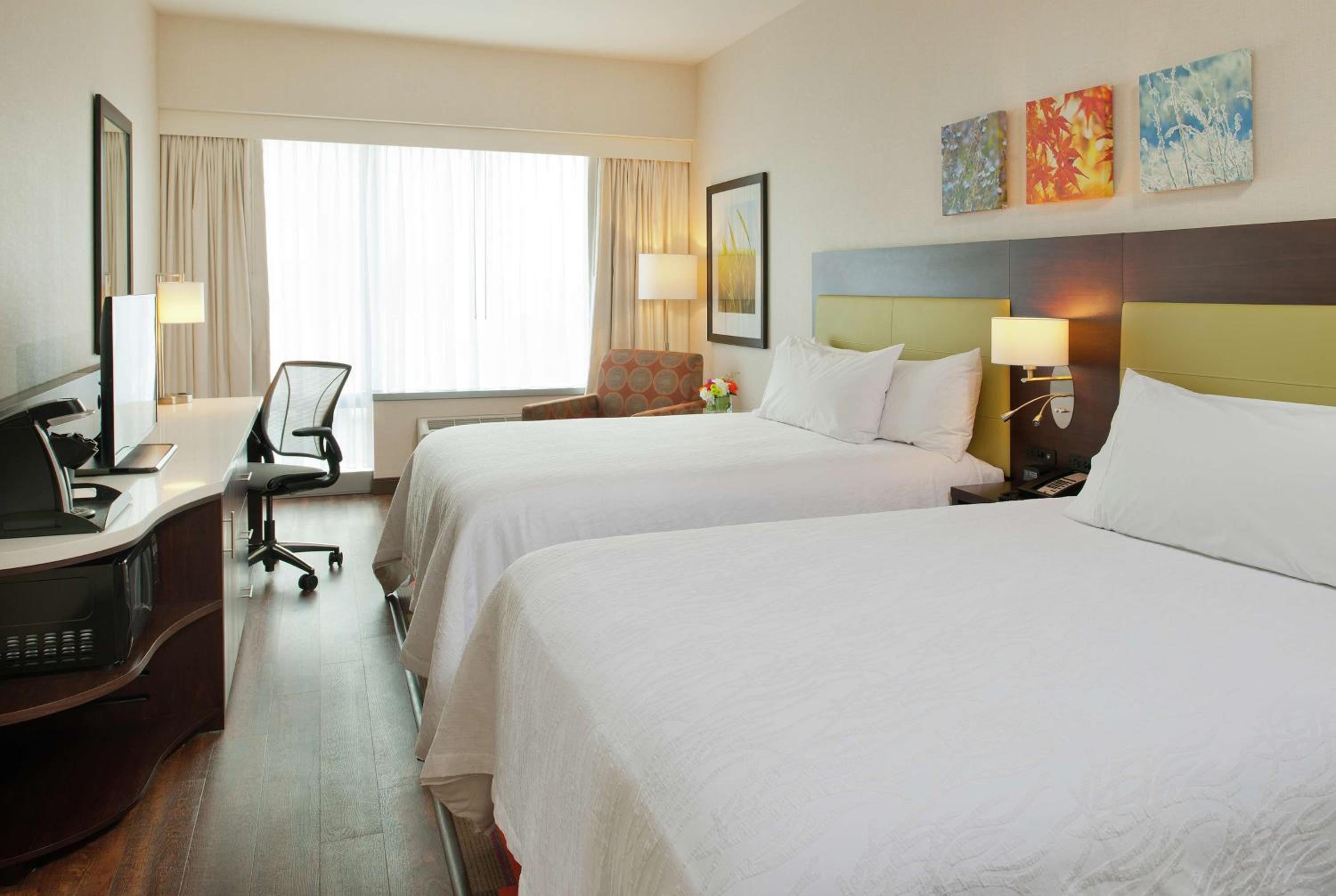 Queen Room with Two Queen Beds - Hearing Access photo 3