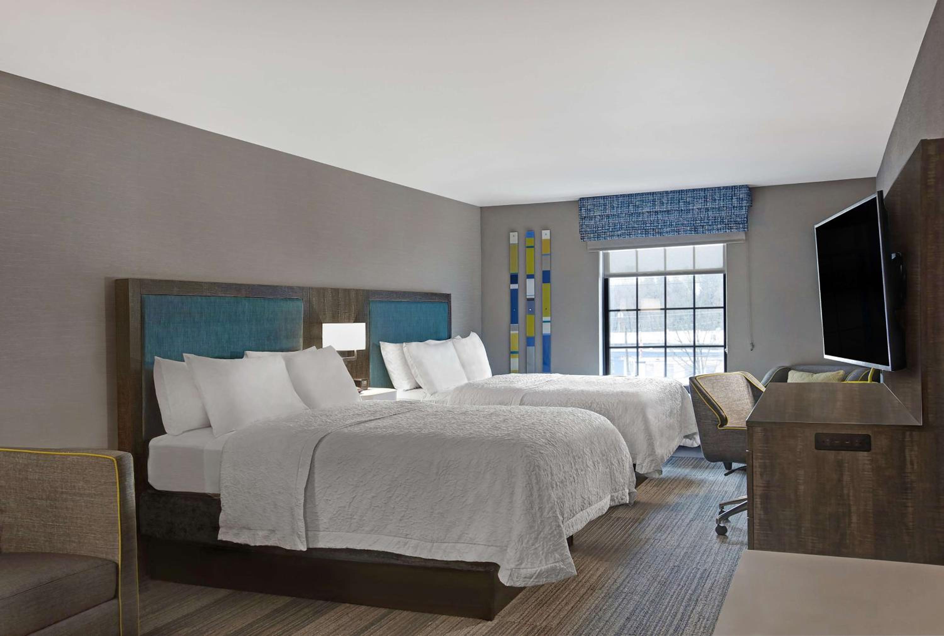 Queen Room with Two Queen Beds and Sofa Bed - Photo 4