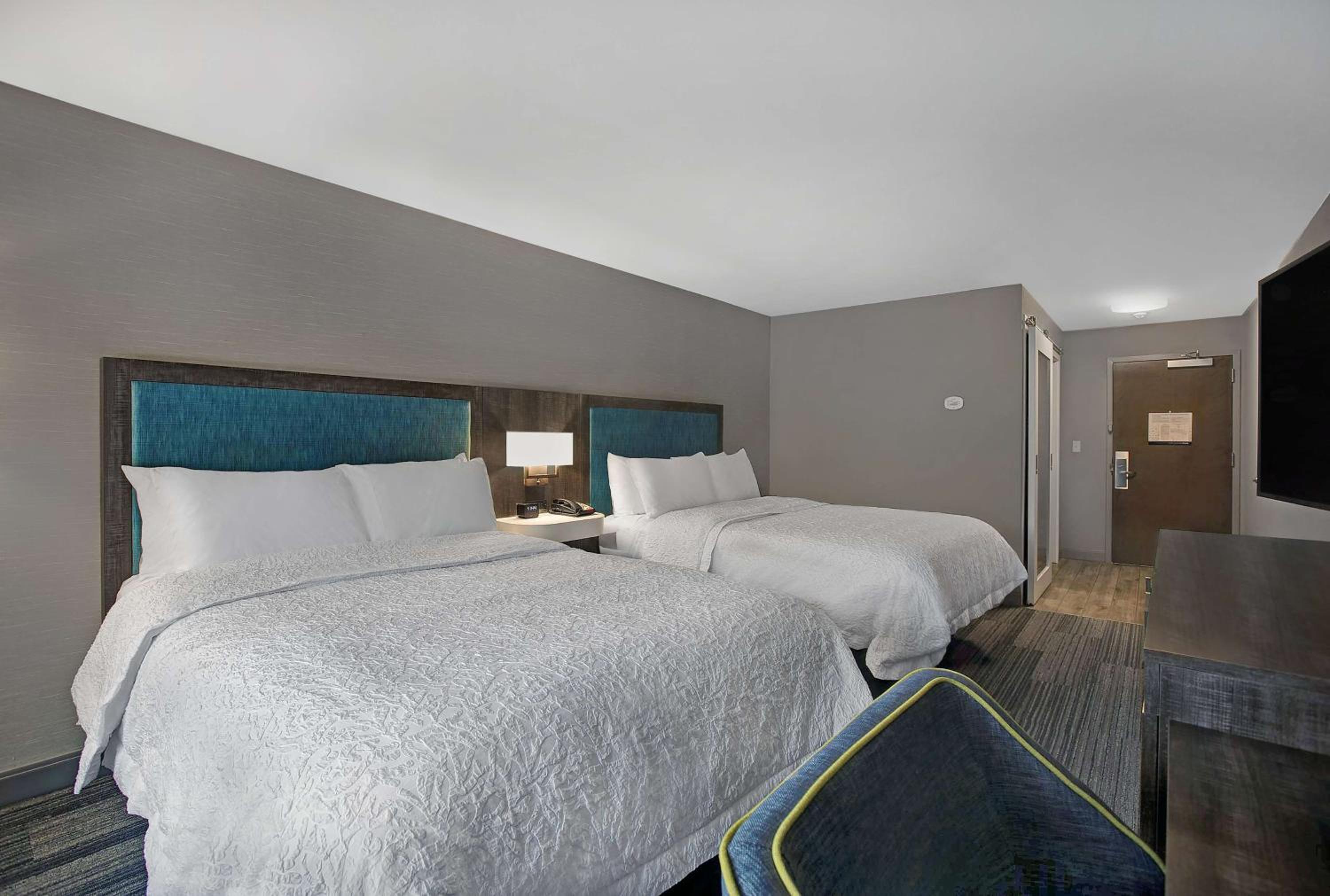 Queen Room with Two Queen Beds - Photo 3