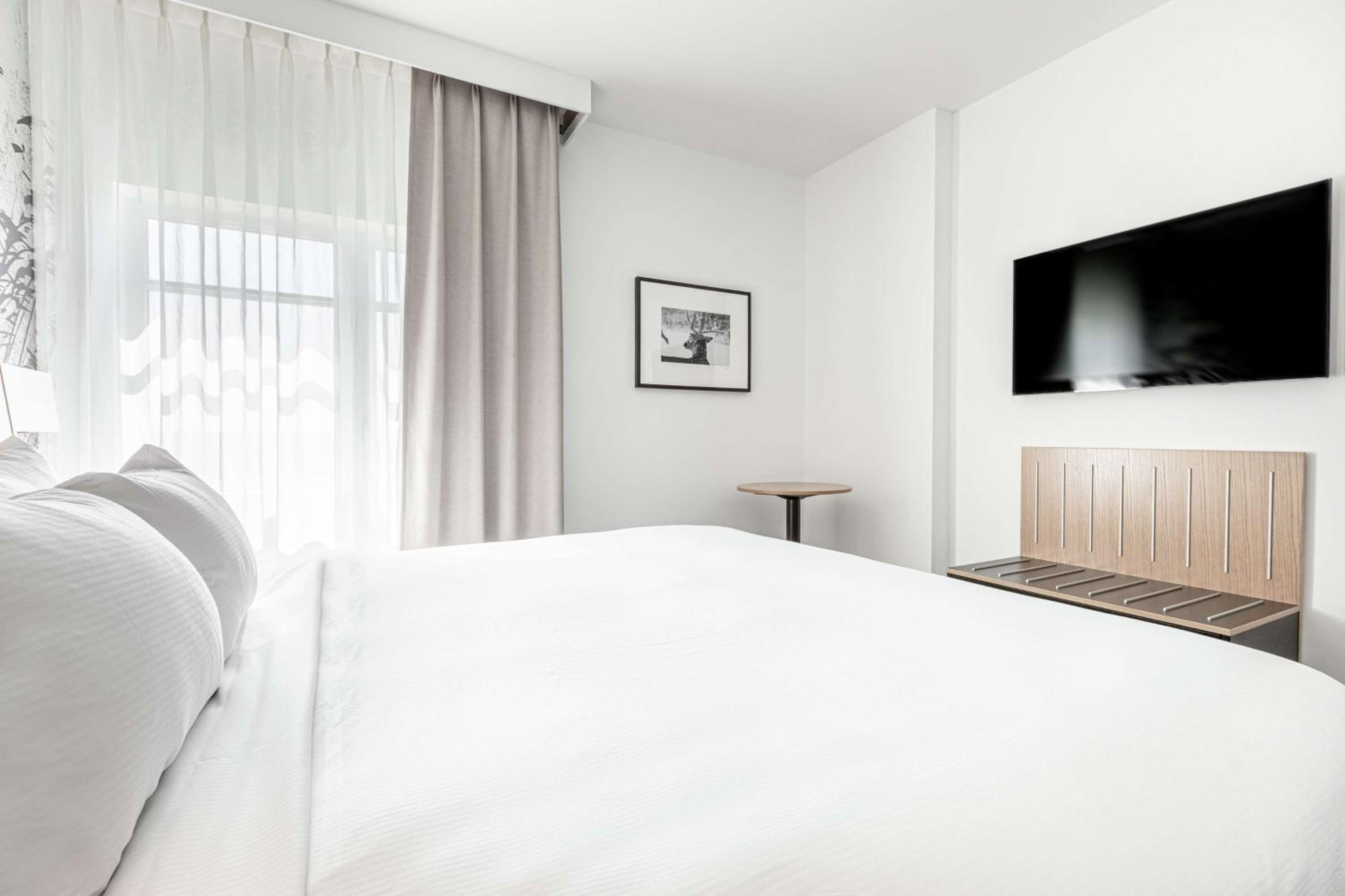 One-Bedroom King Suite - Photo 2