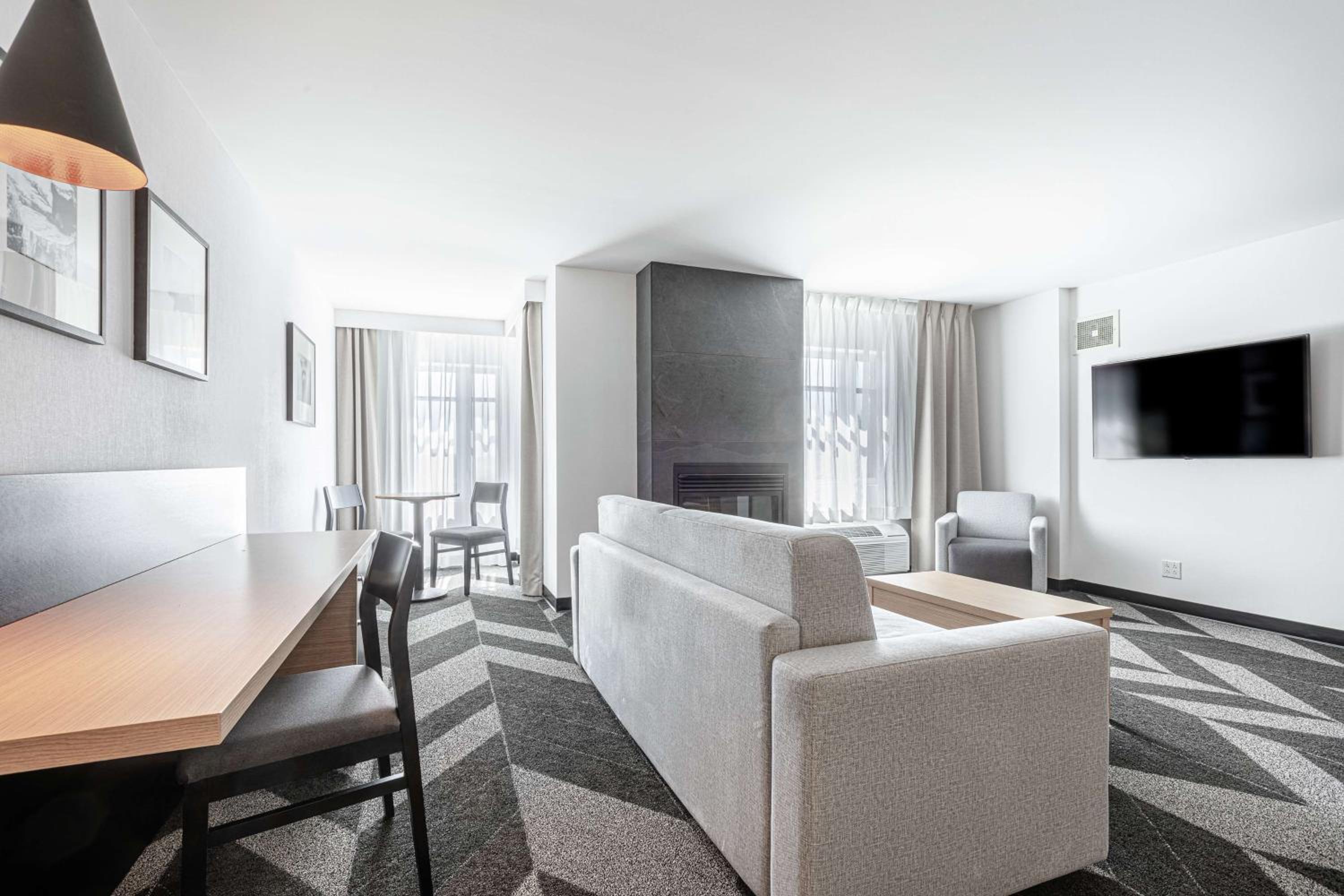 One-Bedroom King Suite with Fireplace - Photo 5