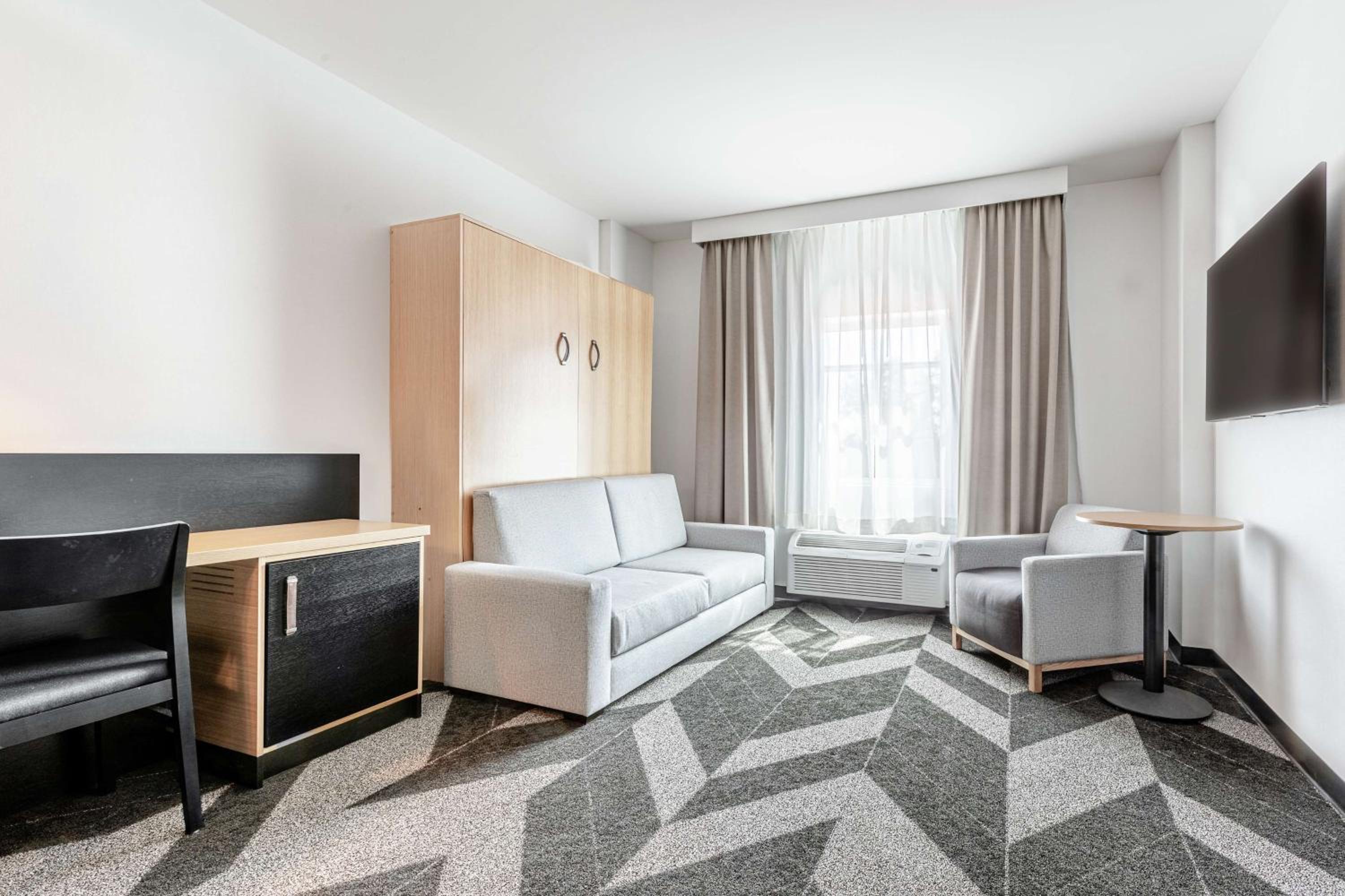 One-Bedroom Suite - Photo 3