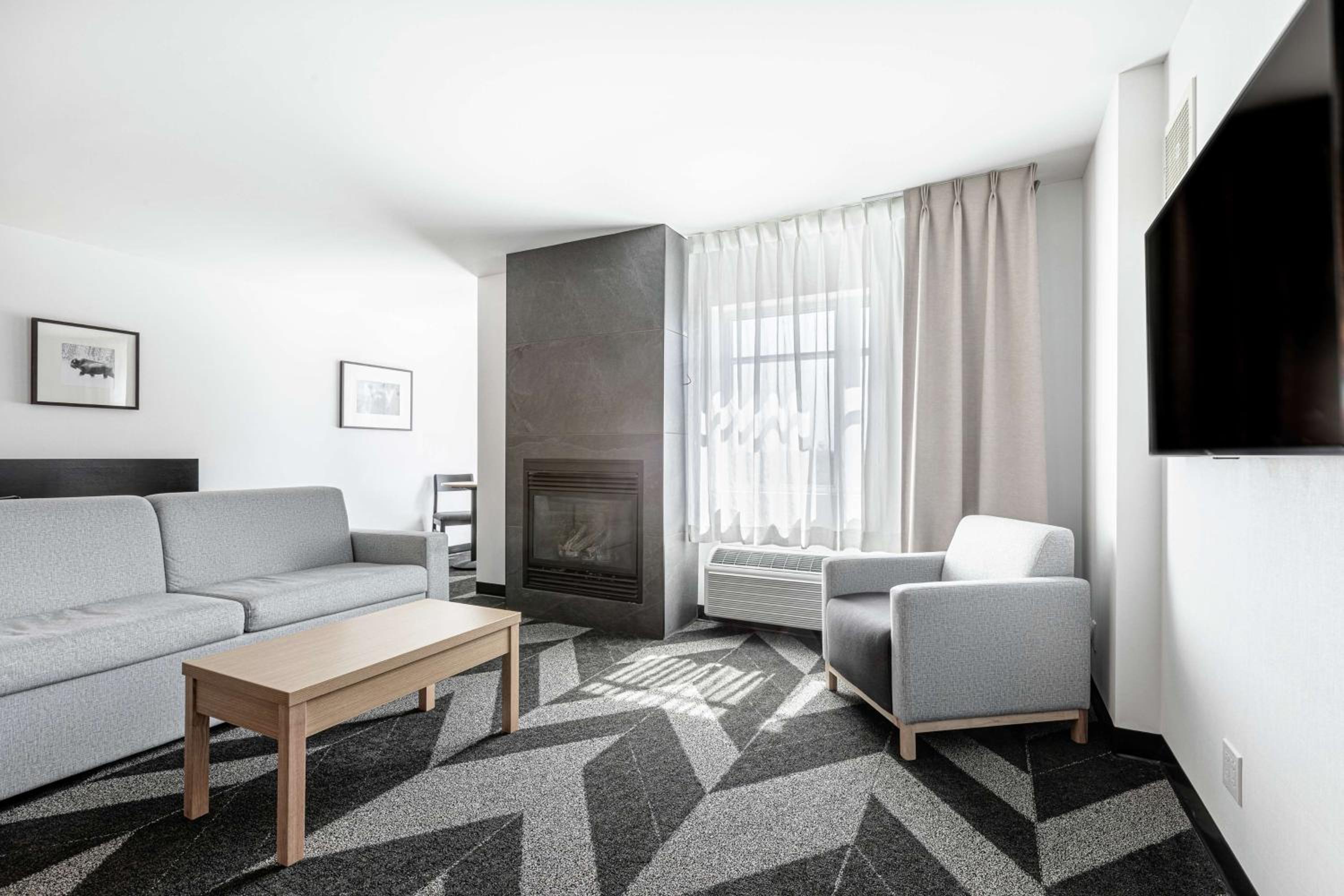One-Bedroom King Suite with Fireplace - Photo 3