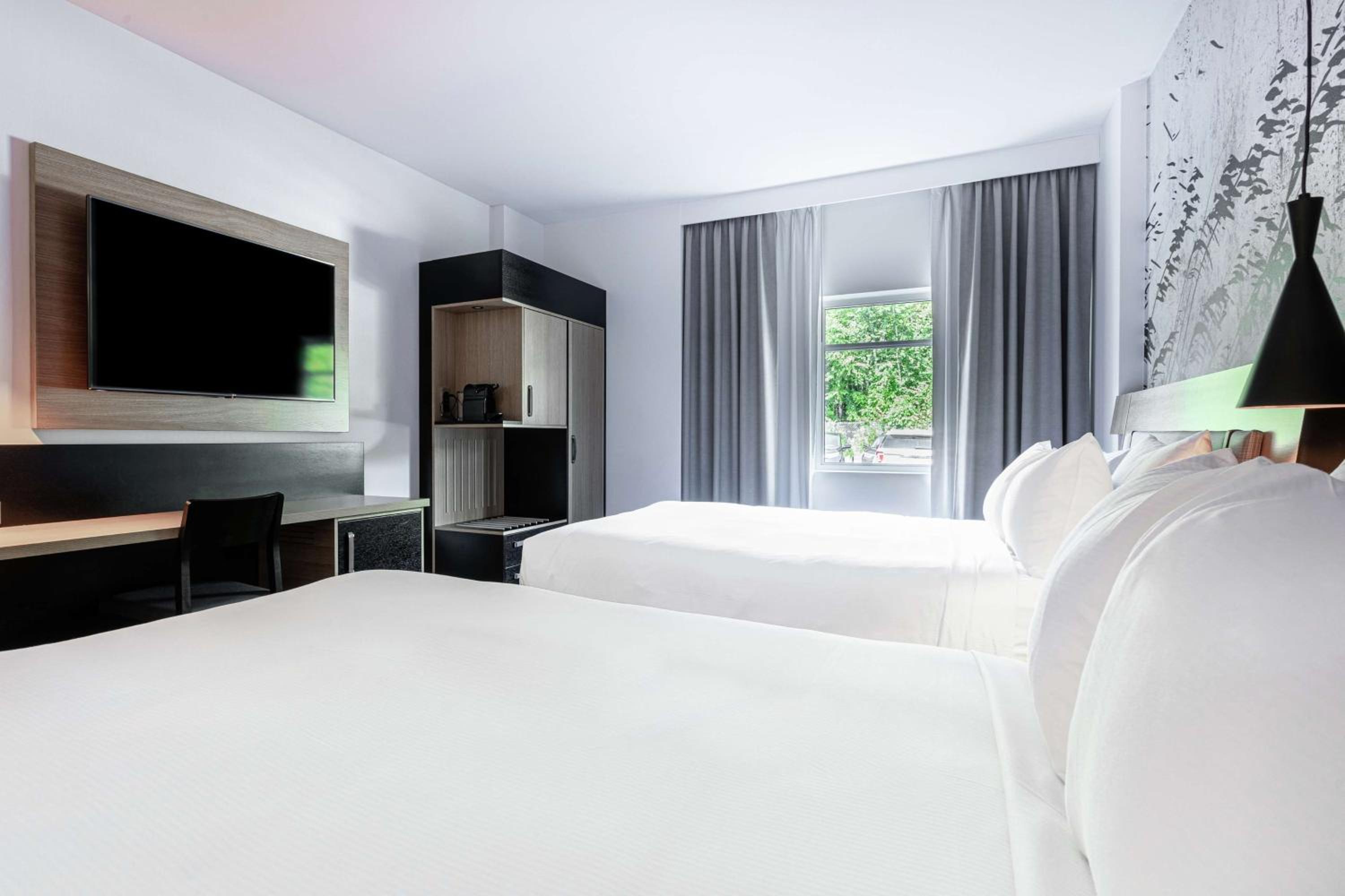 Queen Room with Two Queen Beds - Photo 4