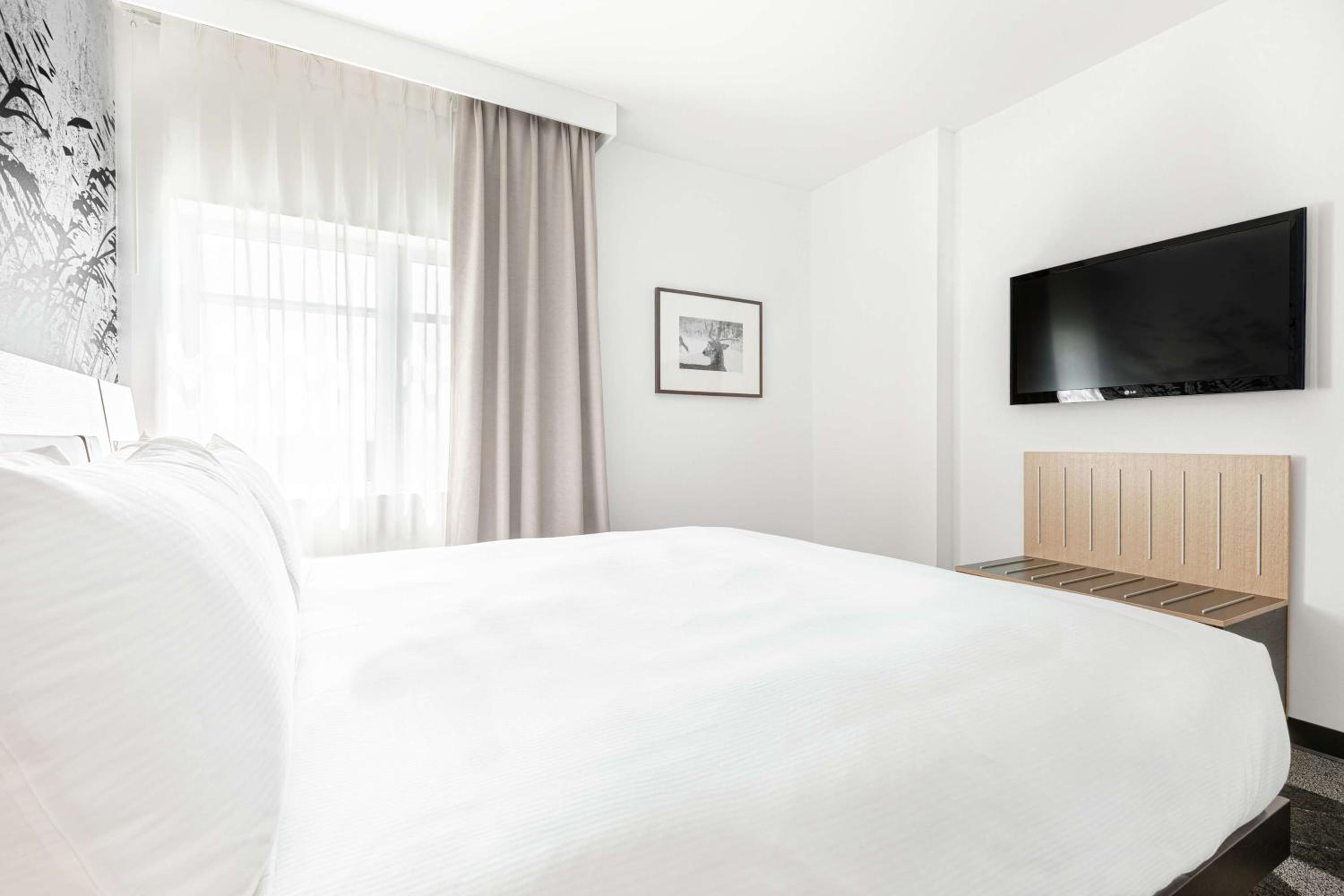 One-Bedroom Suite - Photo 2