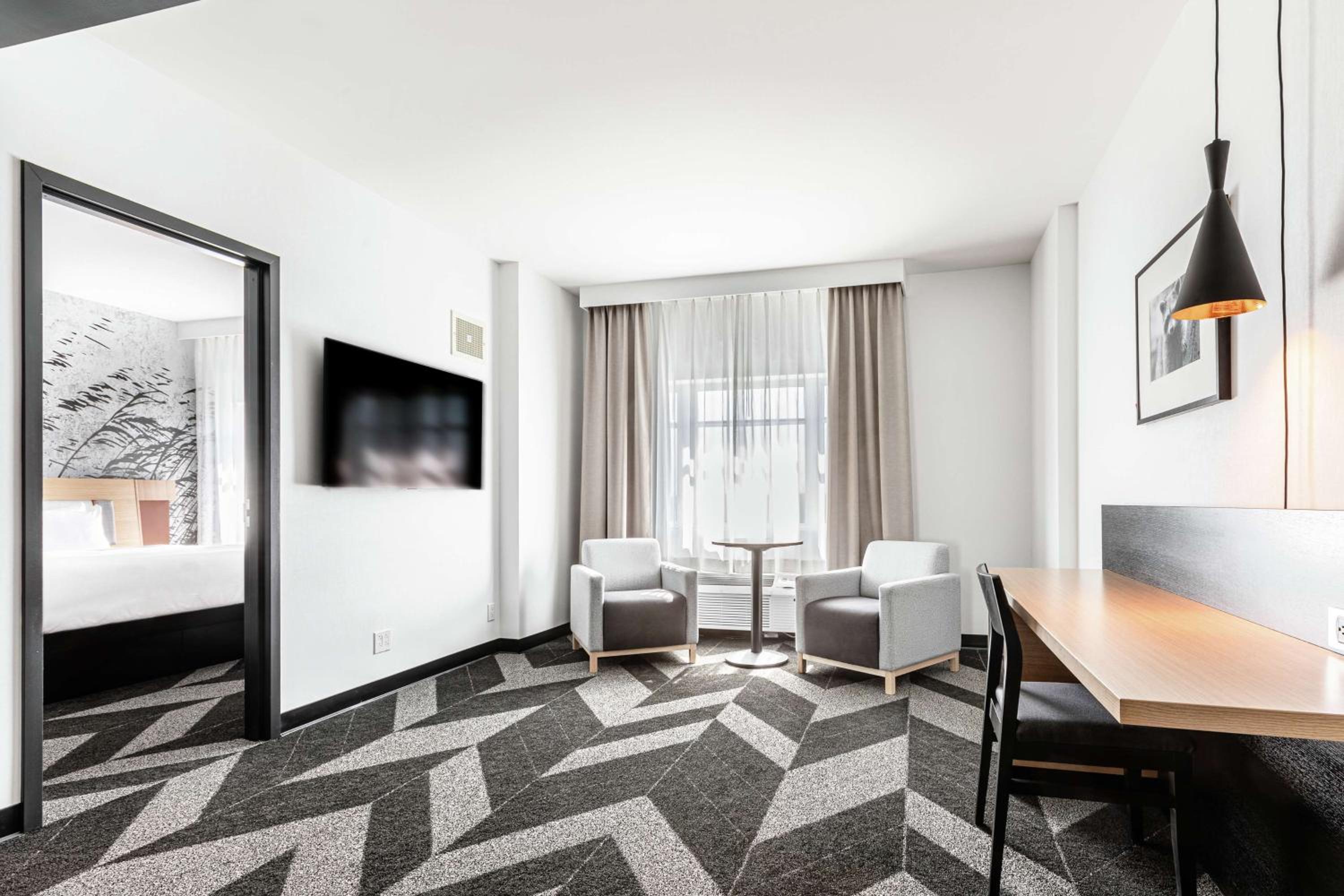 One-Bedroom King Suite - Photo 3