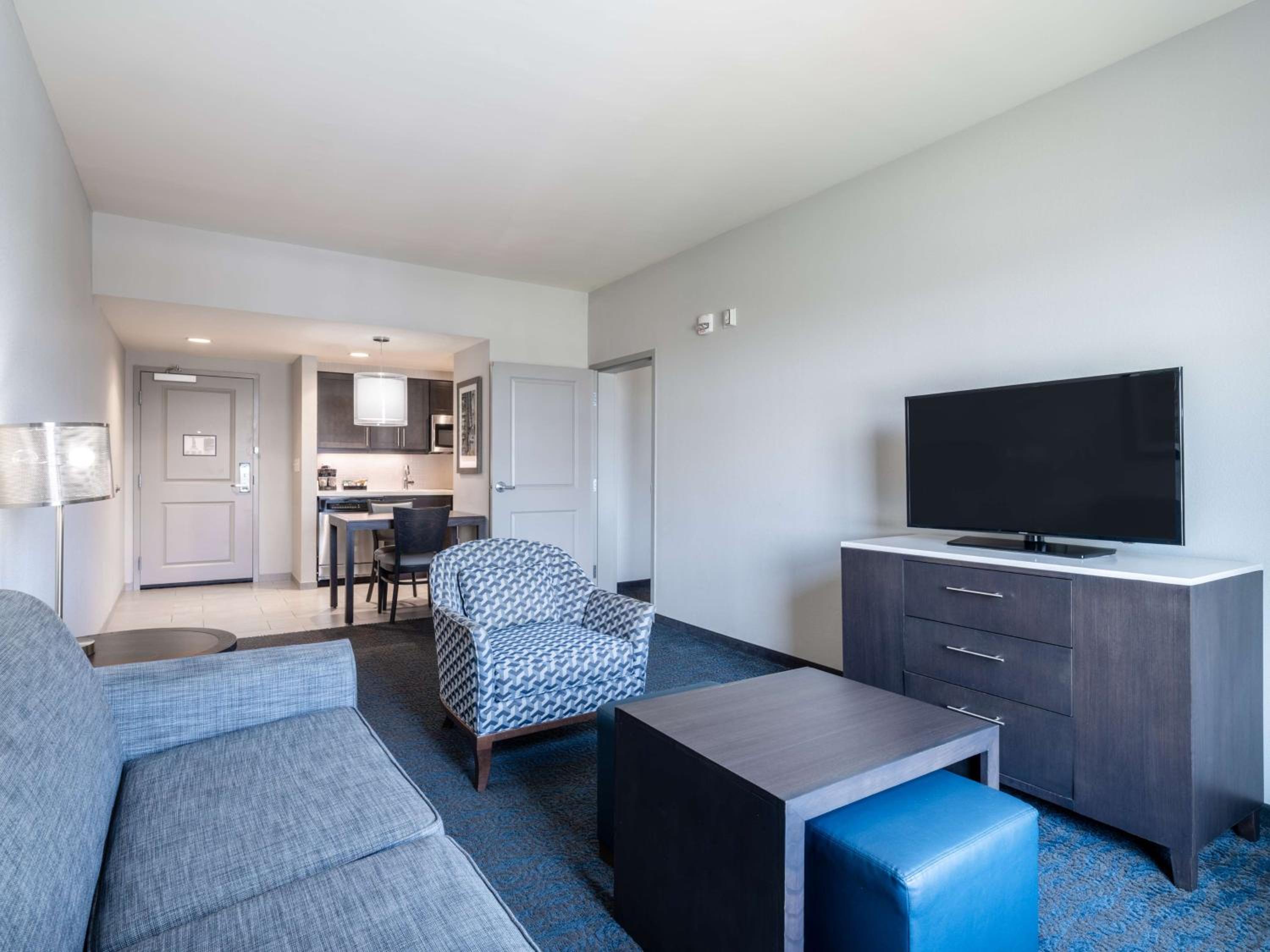 One-Bedroom Queen Suite with Two Queen Beds - Non-Smoking photo 2
