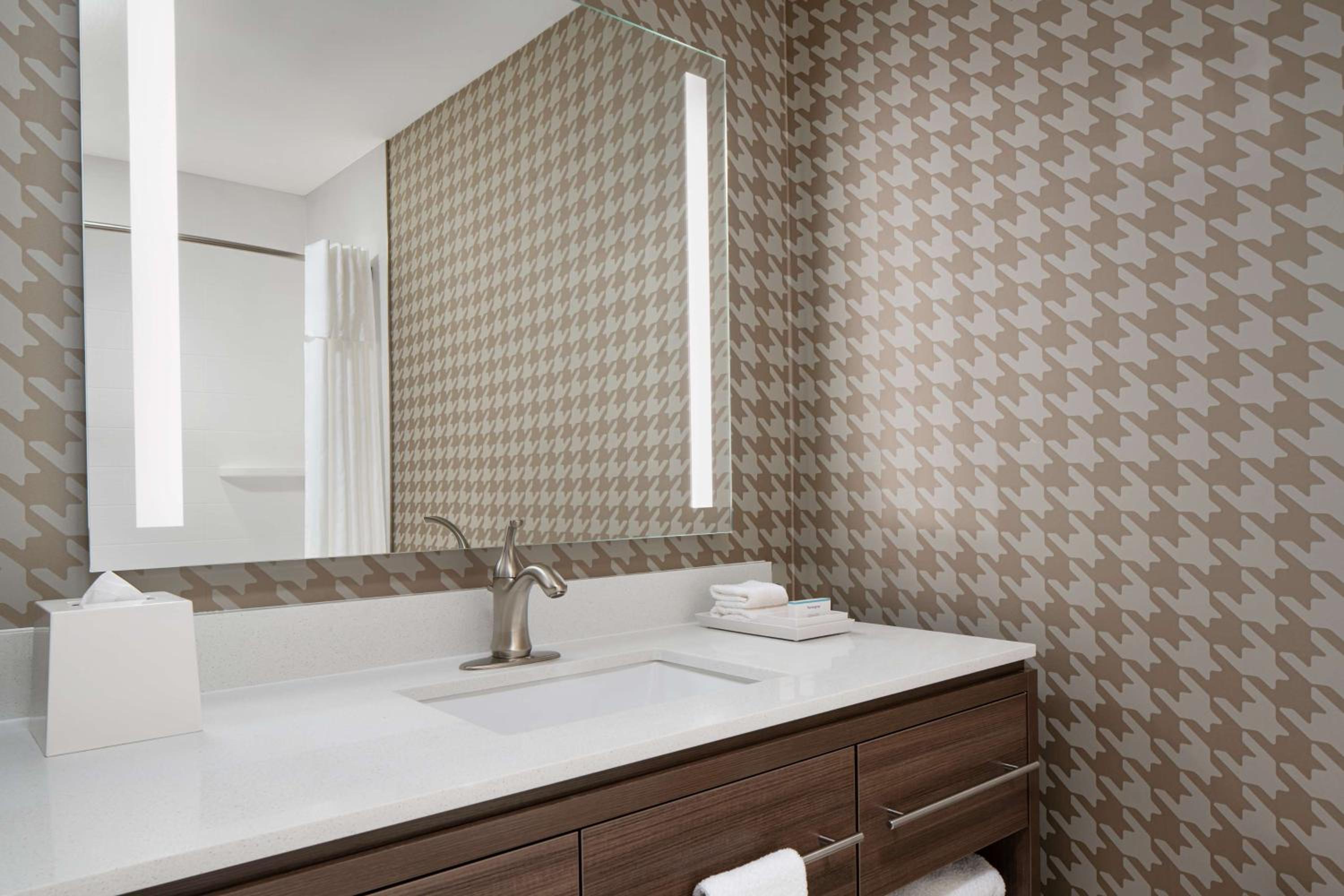 One-Bedroom King Suite - Mobility and Hearing Access/Non-Smoking - Photo 7