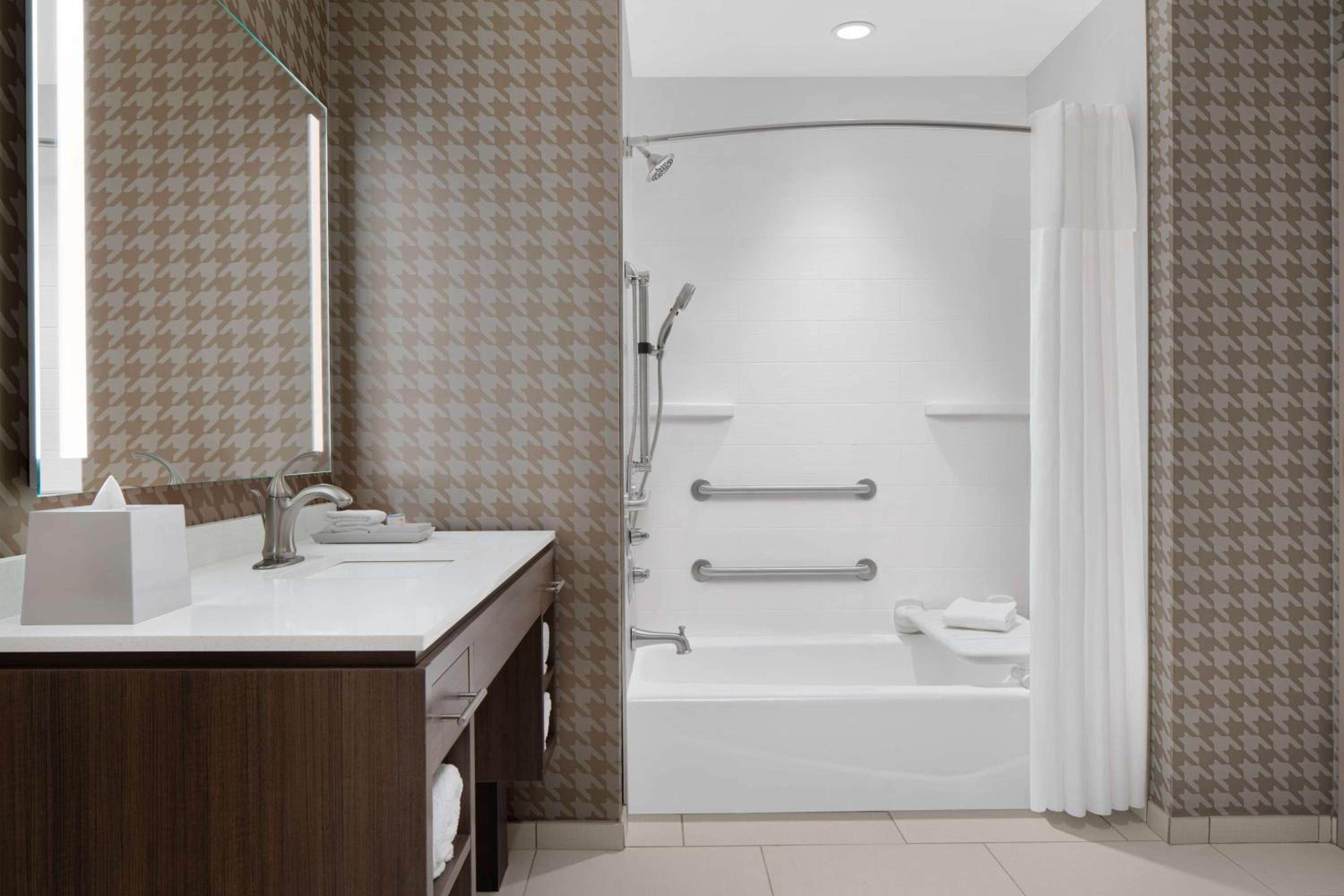 One-Bedroom King Suite - Mobility and Hearing Access/Non-Smoking - Photo 8