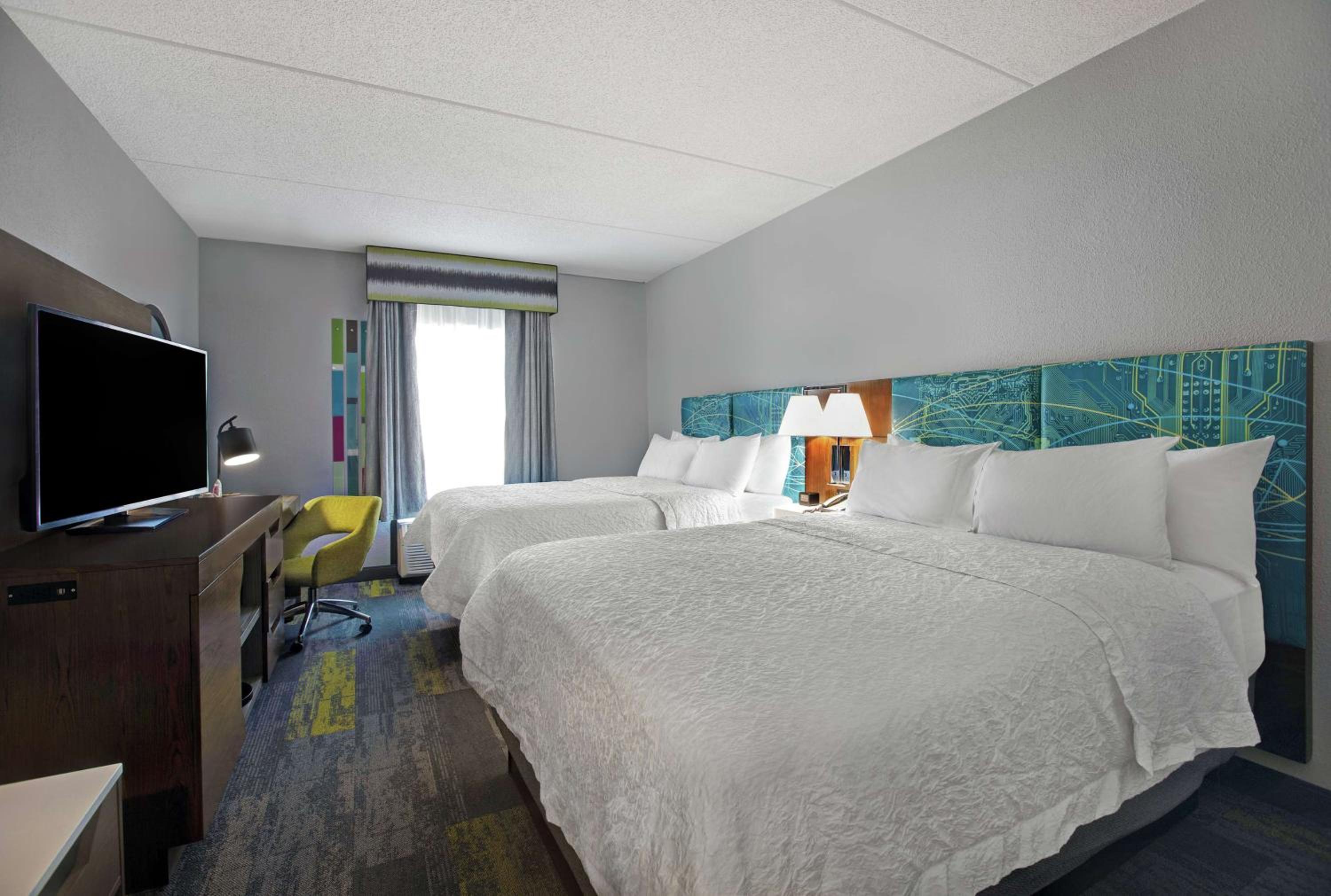 Room with Two Queen Beds - Non-Smoking - Photo 3
