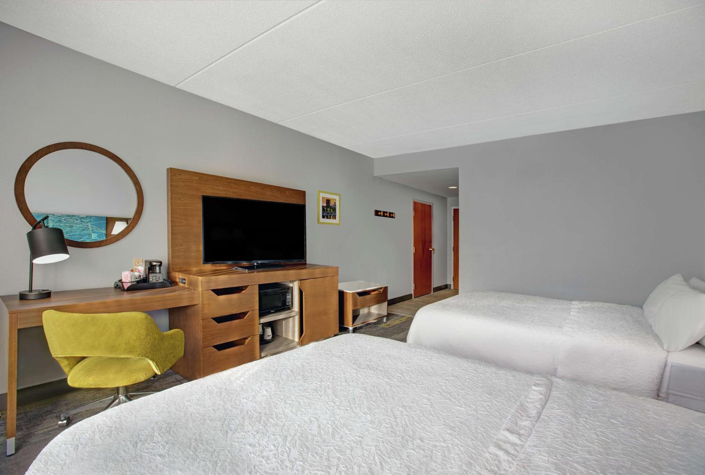Double Room with Two Queen Beds and Bath Tub - Mobility and Hearing Access/Non-Smoking - Photo 1