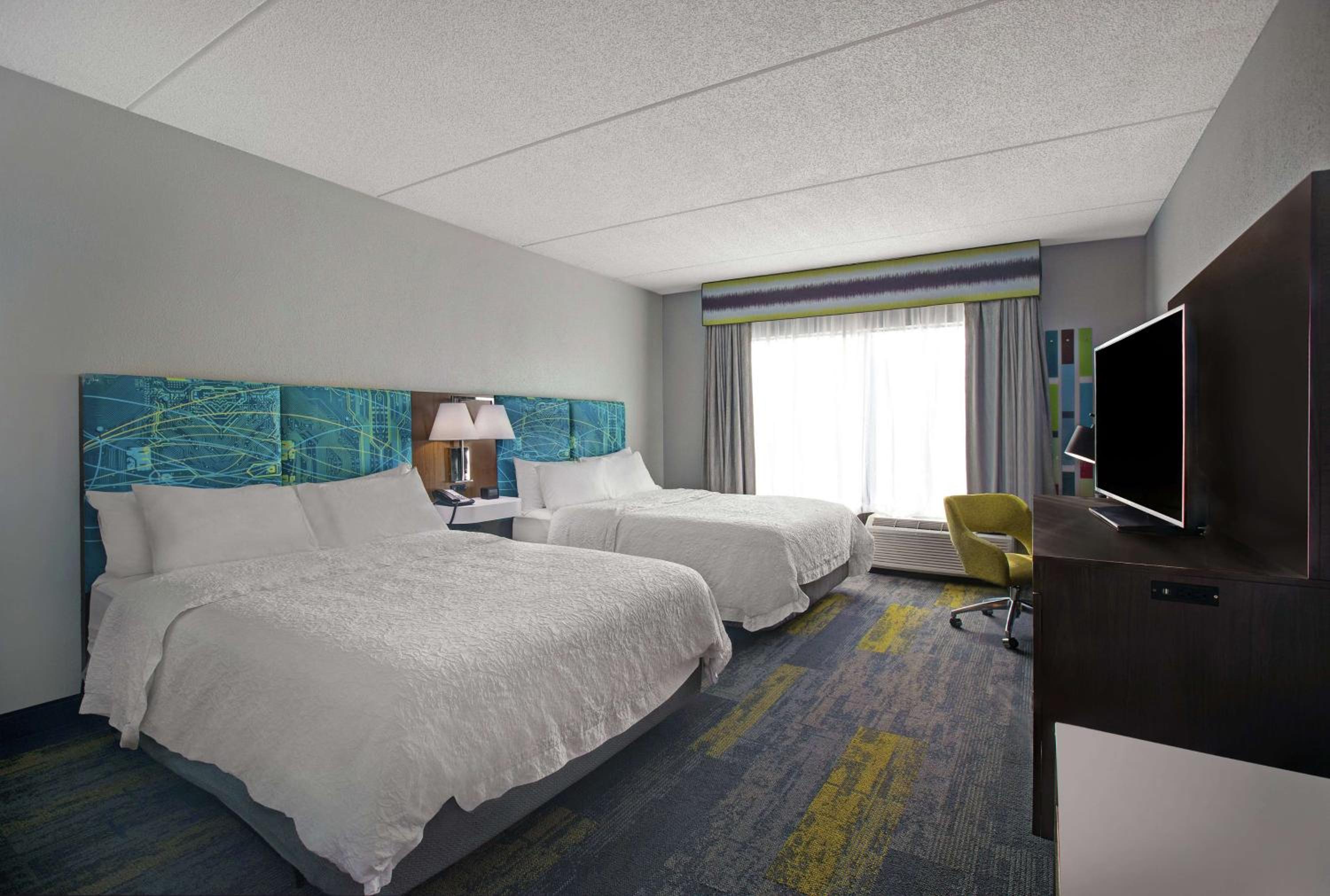 Double Room with Two Queen Beds and Bath Tub - Mobility and Hearing Access/Non-Smoking - Photo 3