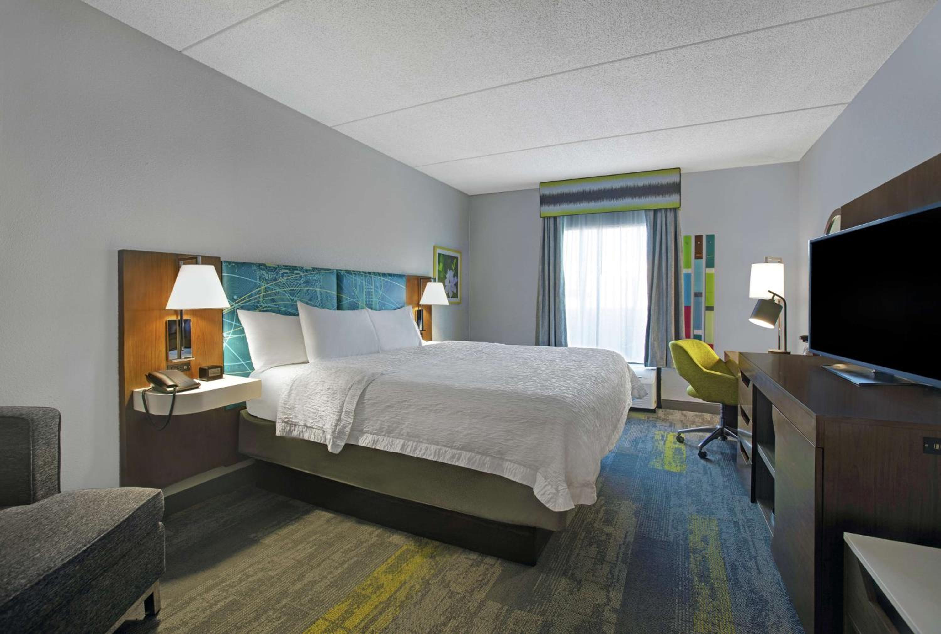 King Room with King Bed - Non-Smoking - Photo 2