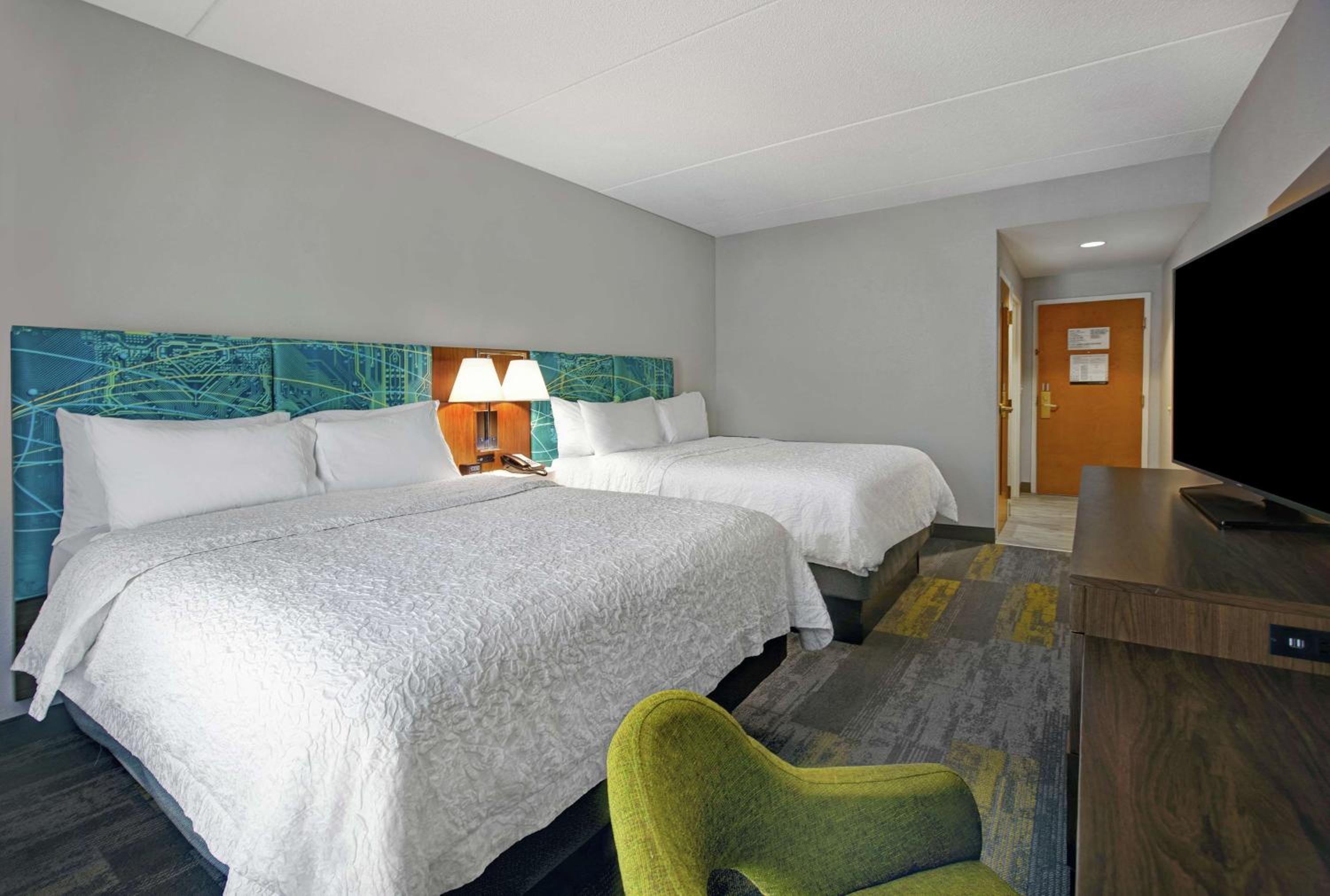 Room with Two Queen Beds - Non-Smoking - Photo 4