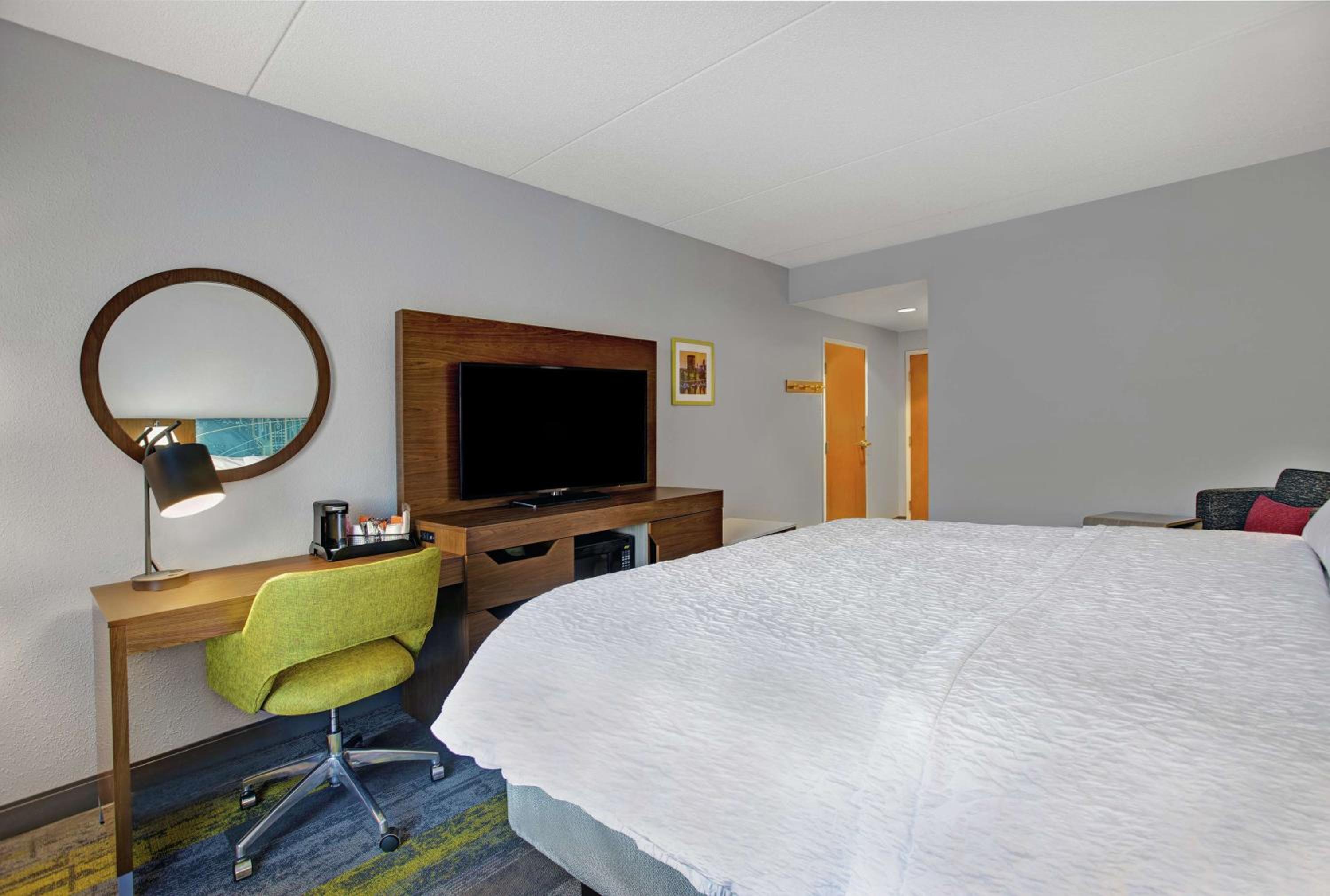 King Room with King Bed - Non-Smoking - Photo 3