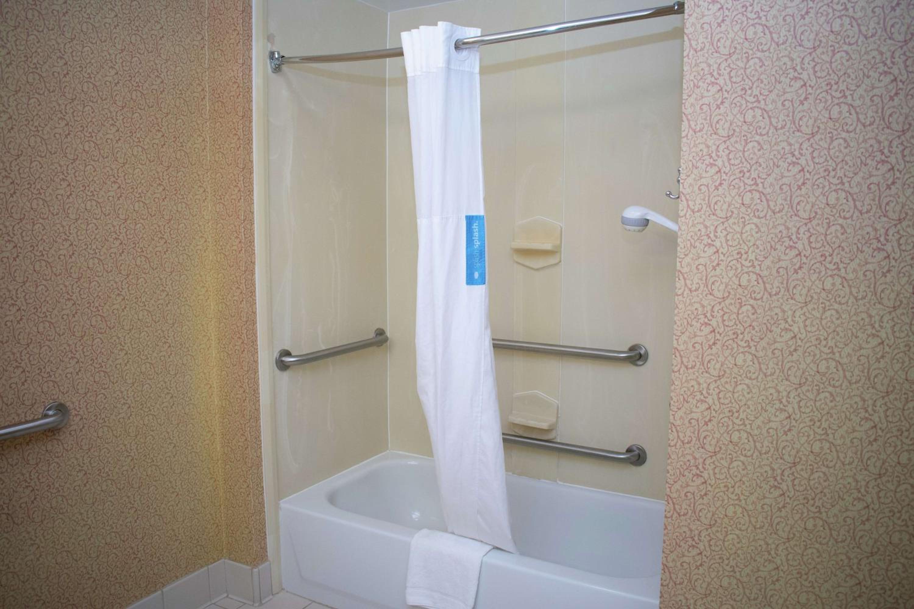 Double Room with Two Queen Beds and Bath Tub - Mobility and Hearing Access/Non-Smoking - Photo 2