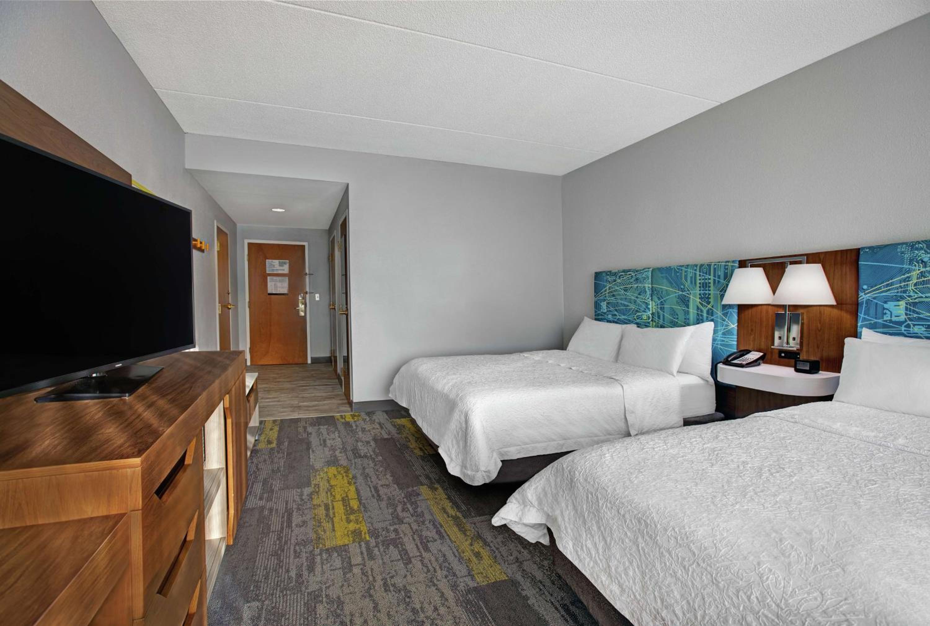 Double Room with Two Queen Beds and Bath Tub - Mobility and Hearing Access/Non-Smoking - Photo 4