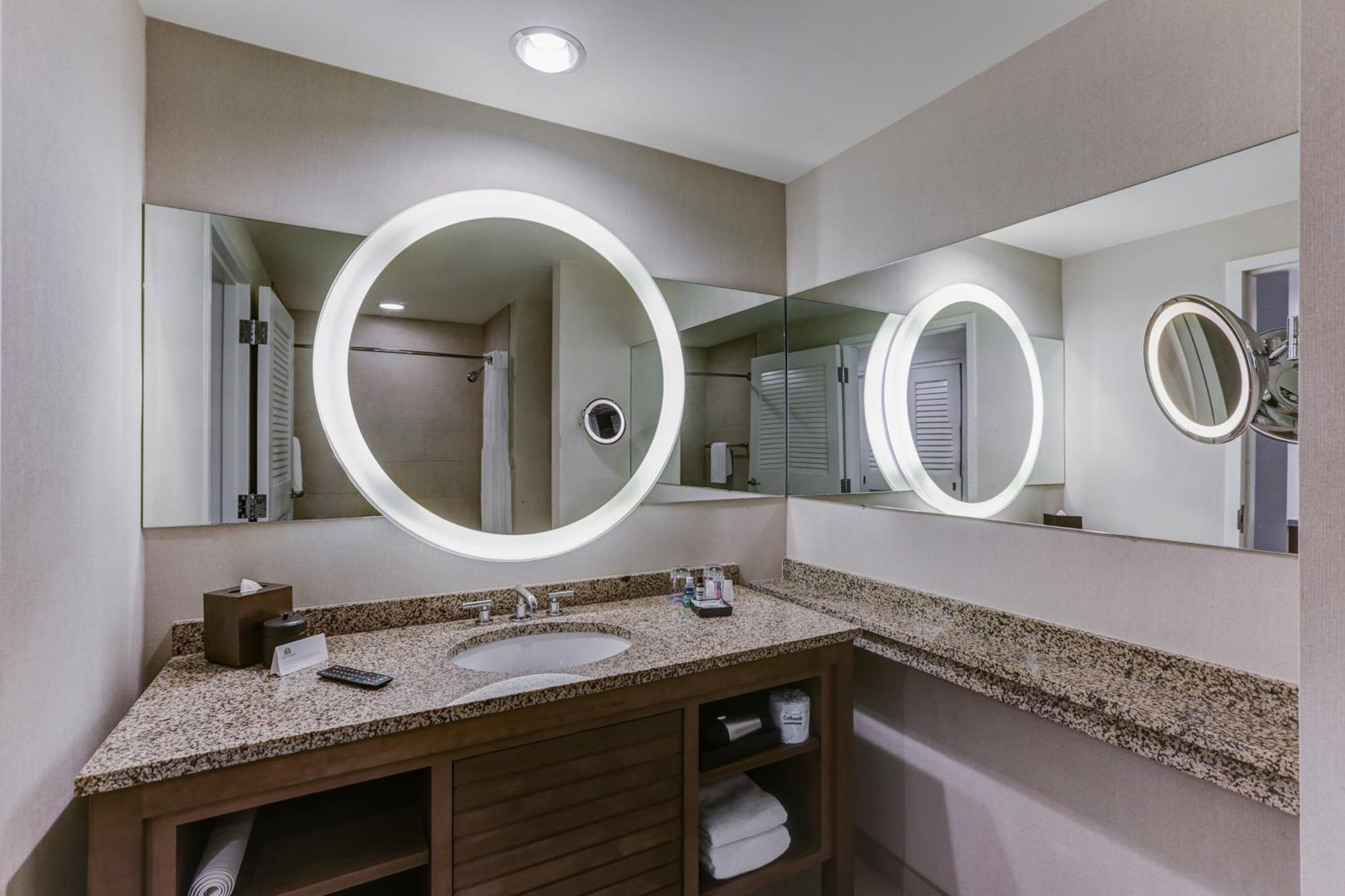 Club Room, 1 King Bed, Accessible, Bathtub