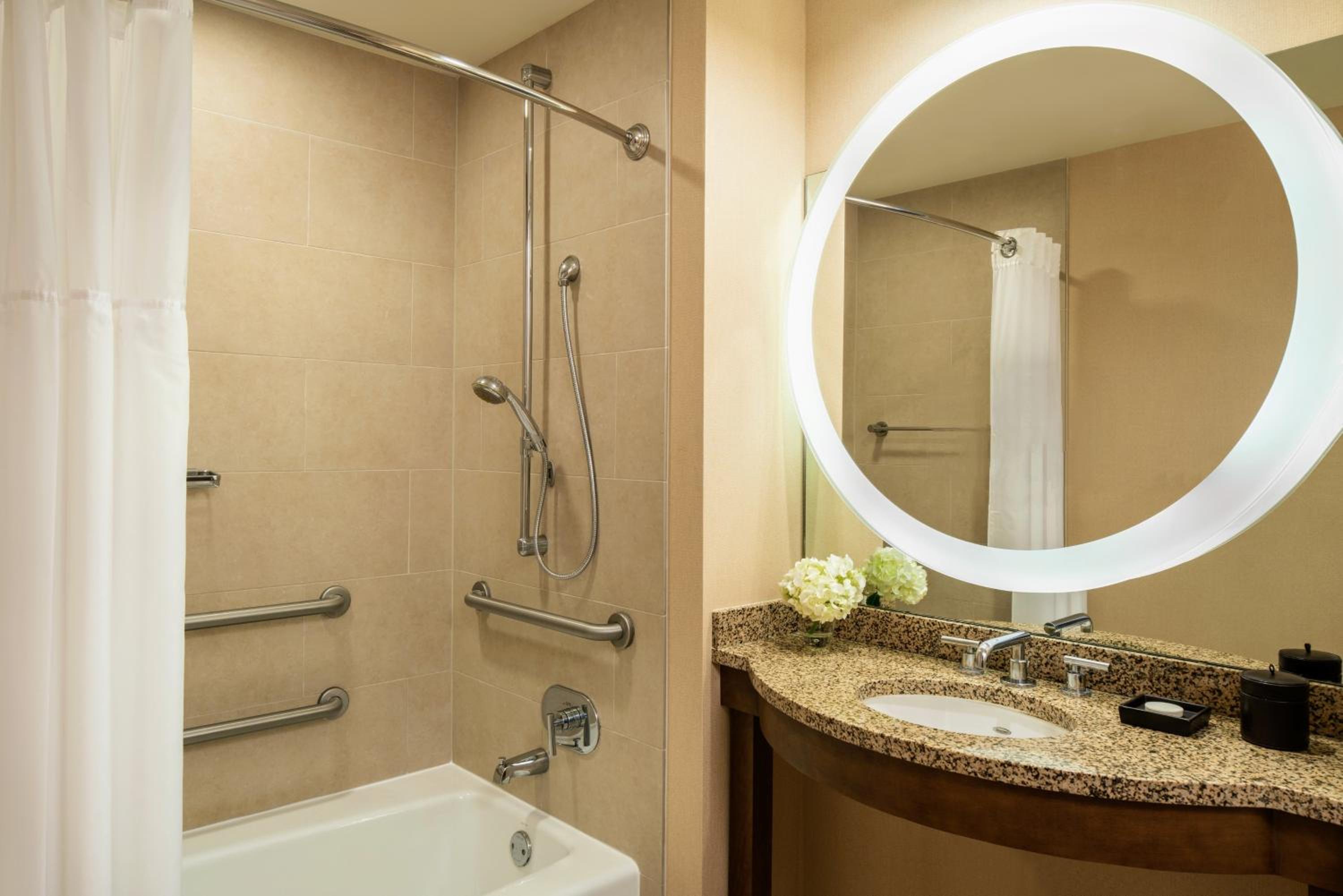 Queen Room with Two Queen Beds and Accessible Shower - Disability Access thumbnail 5