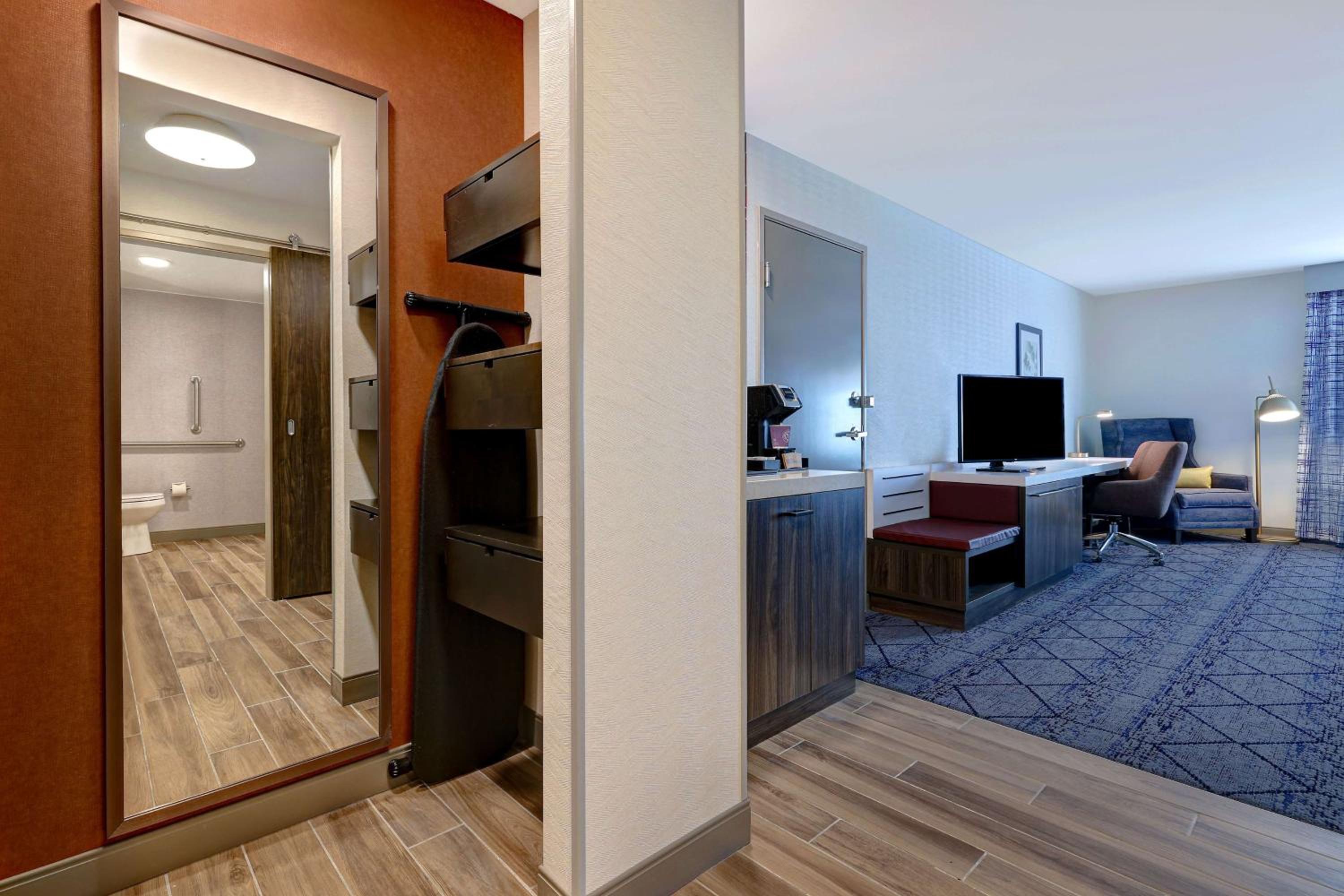 Deluxe King Room - Mobility Access - Photo 1