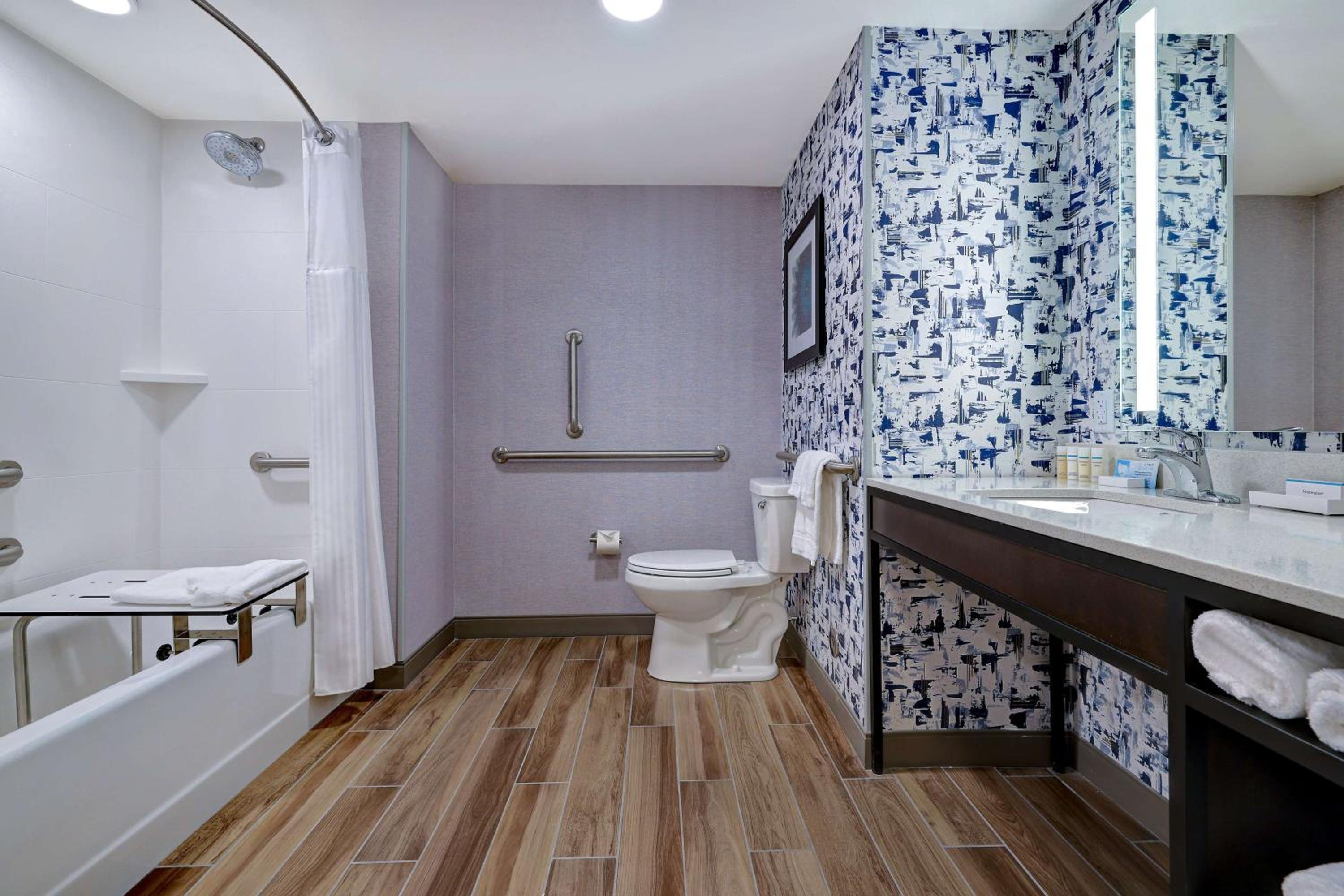 Deluxe King Room - Mobility Access - Photo 3
