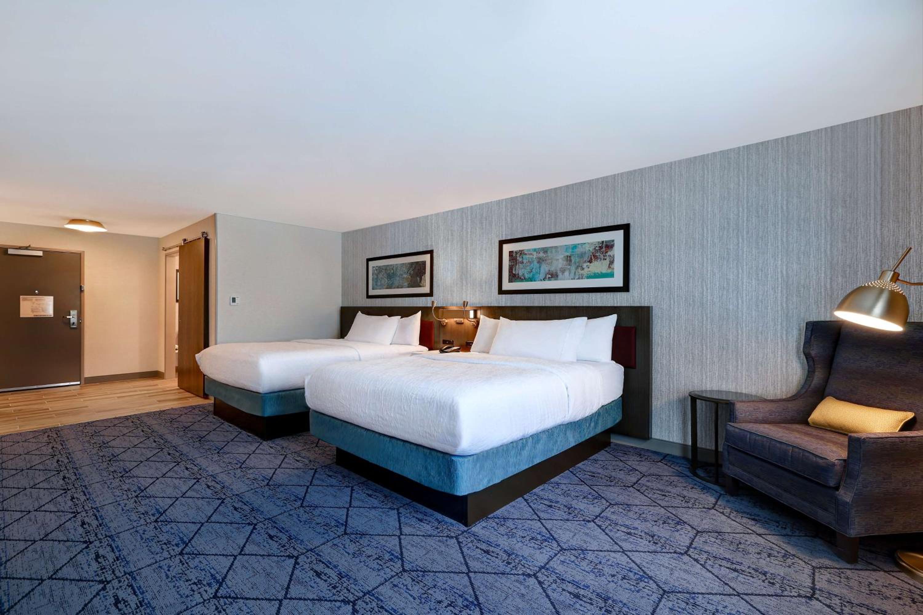 Deluxe Queen Room with Two Queen Beds - Non-Smoking - Photo 4